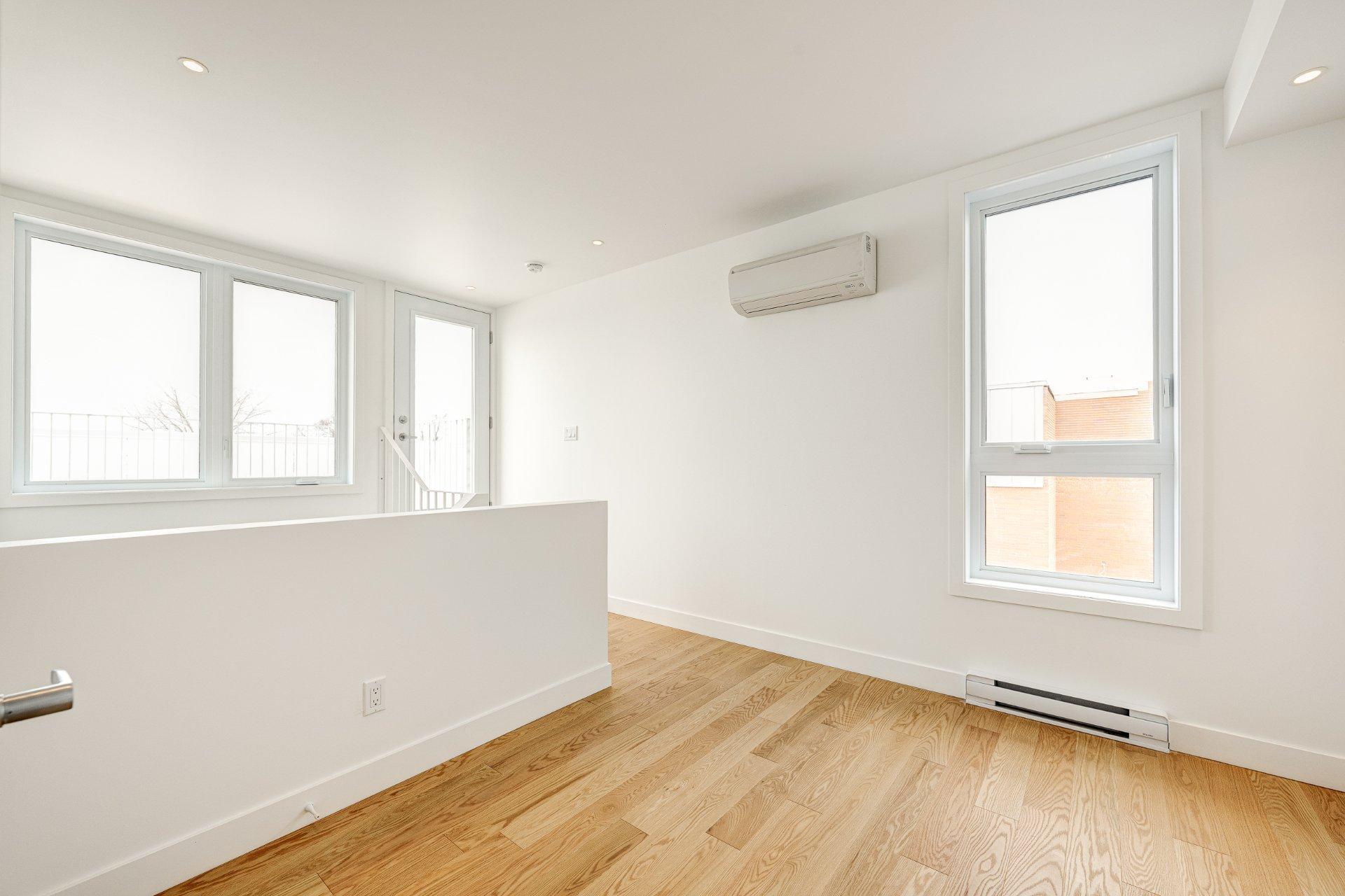 









1120


Rue de Bellechasse

,
Montréal (Rosemont/La Petite-Patrie),




QC
H2S1Y6

