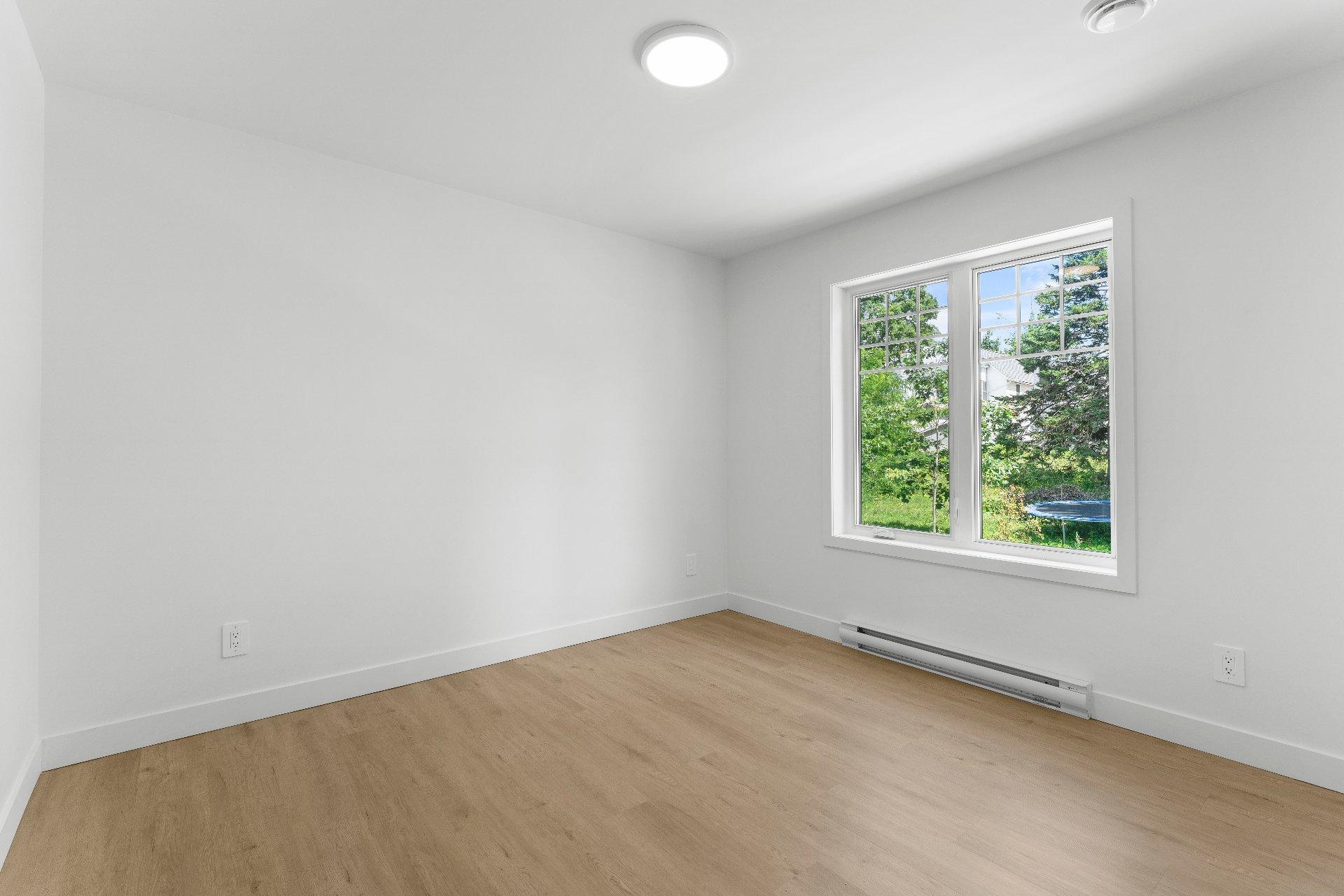 









175


Rue du Conseil

,
Sherbrooke (Fleurimont),




QC
J1G1J1

