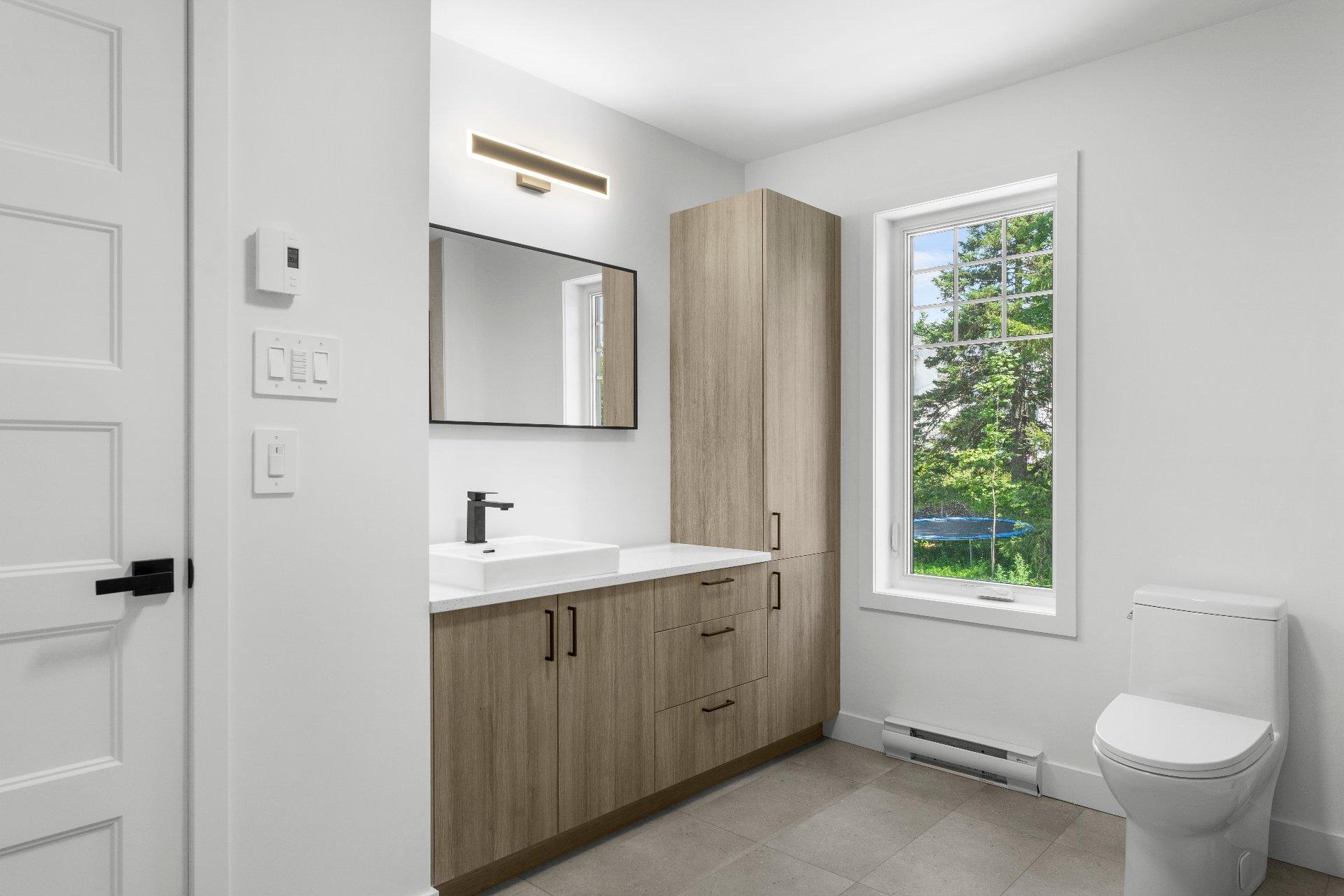 









175


Rue du Conseil

,
Sherbrooke (Fleurimont),




QC
J1G1J1

