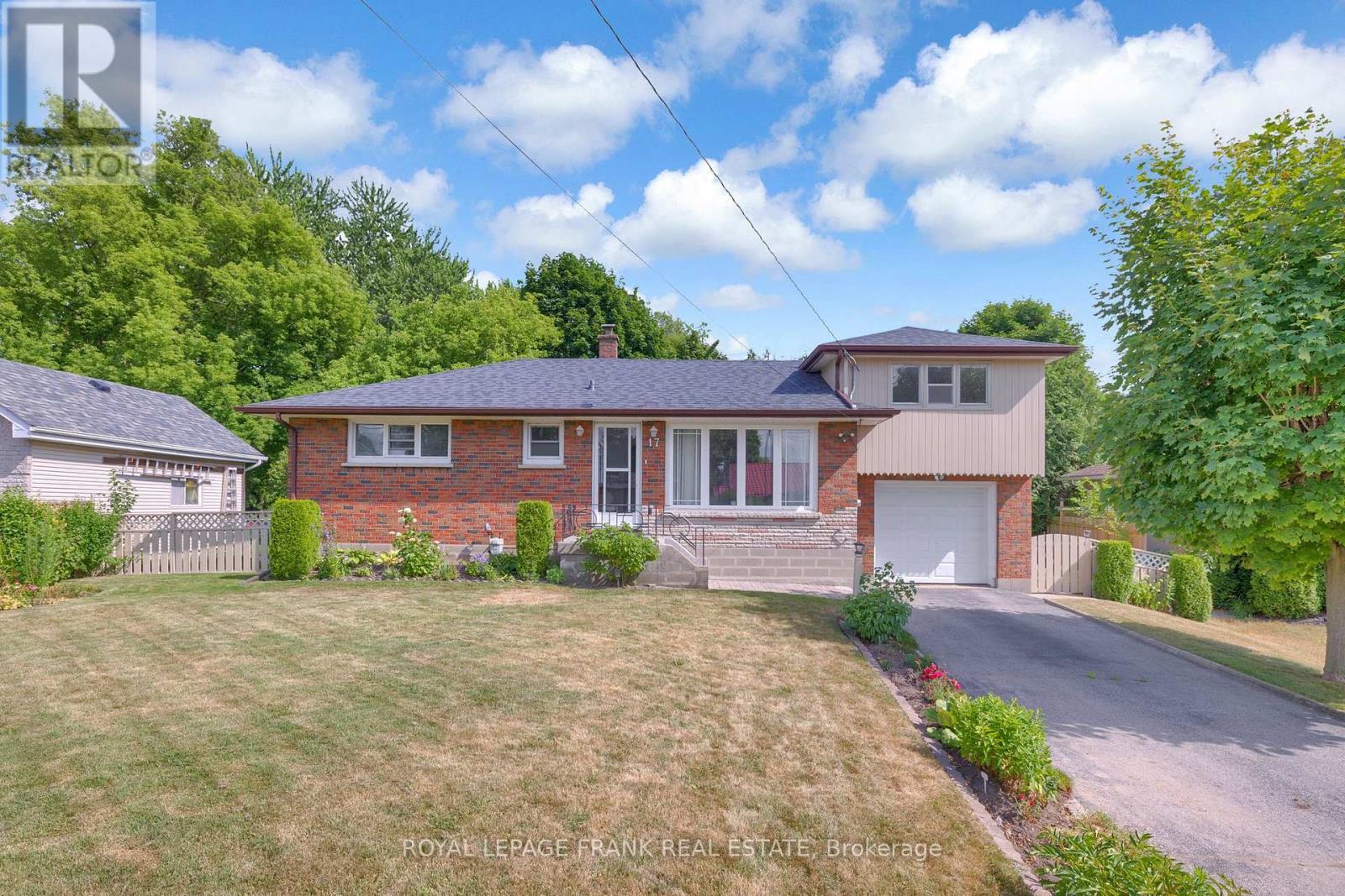 












17 PHAIR AVENUE

,
Clarington (Courtice),




Ontario
L1E2W5

