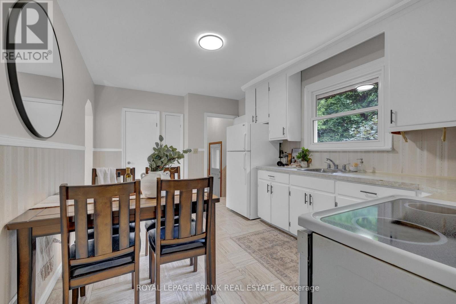 












17 PHAIR AVENUE

,
Clarington (Courtice),




Ontario
L1E2W5

