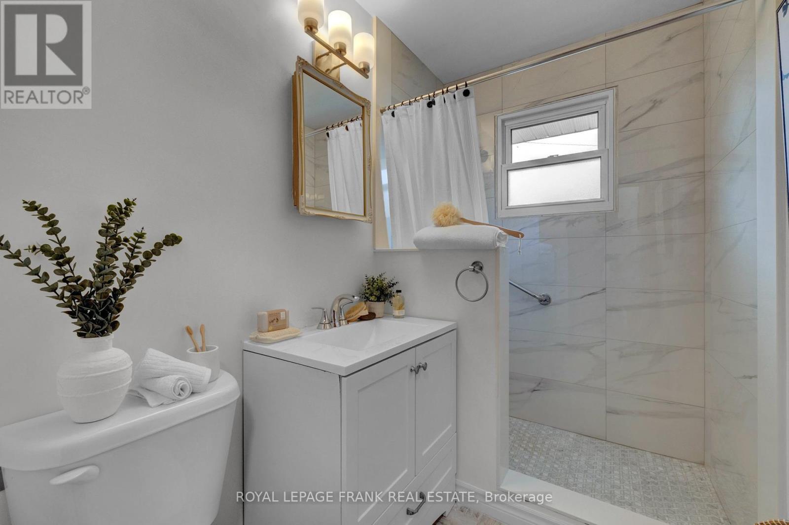 












17 PHAIR AVENUE

,
Clarington (Courtice),




Ontario
L1E2W5

