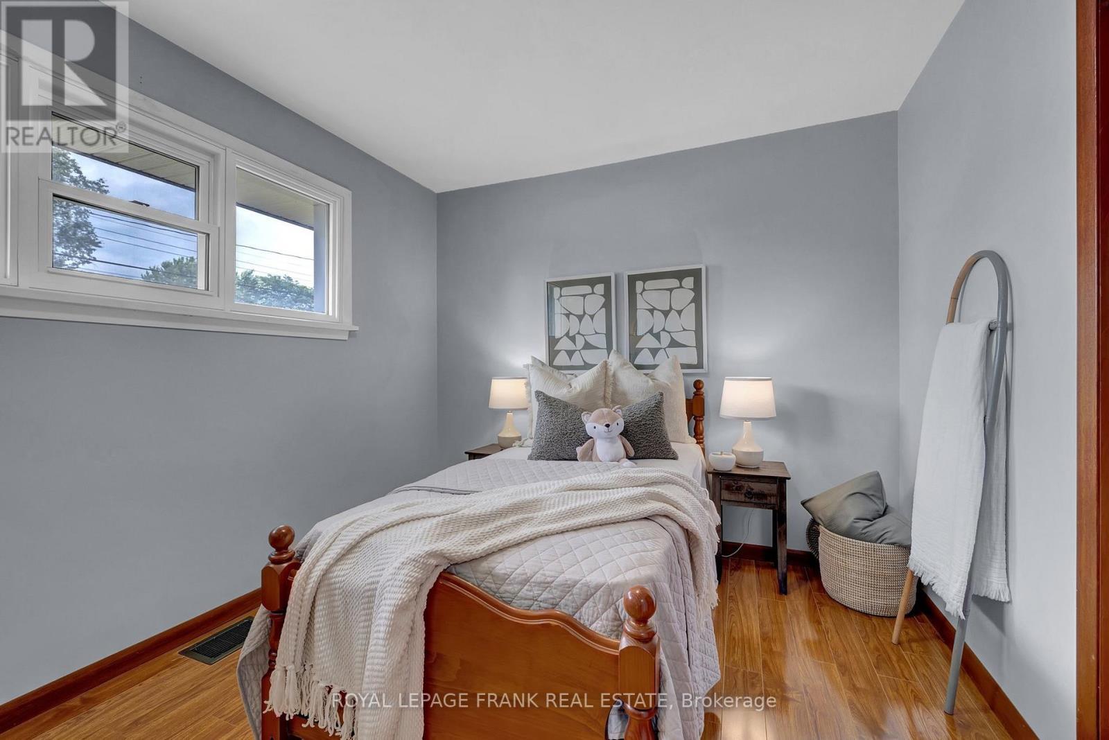 












17 PHAIR AVENUE

,
Clarington (Courtice),




Ontario
L1E2W5


