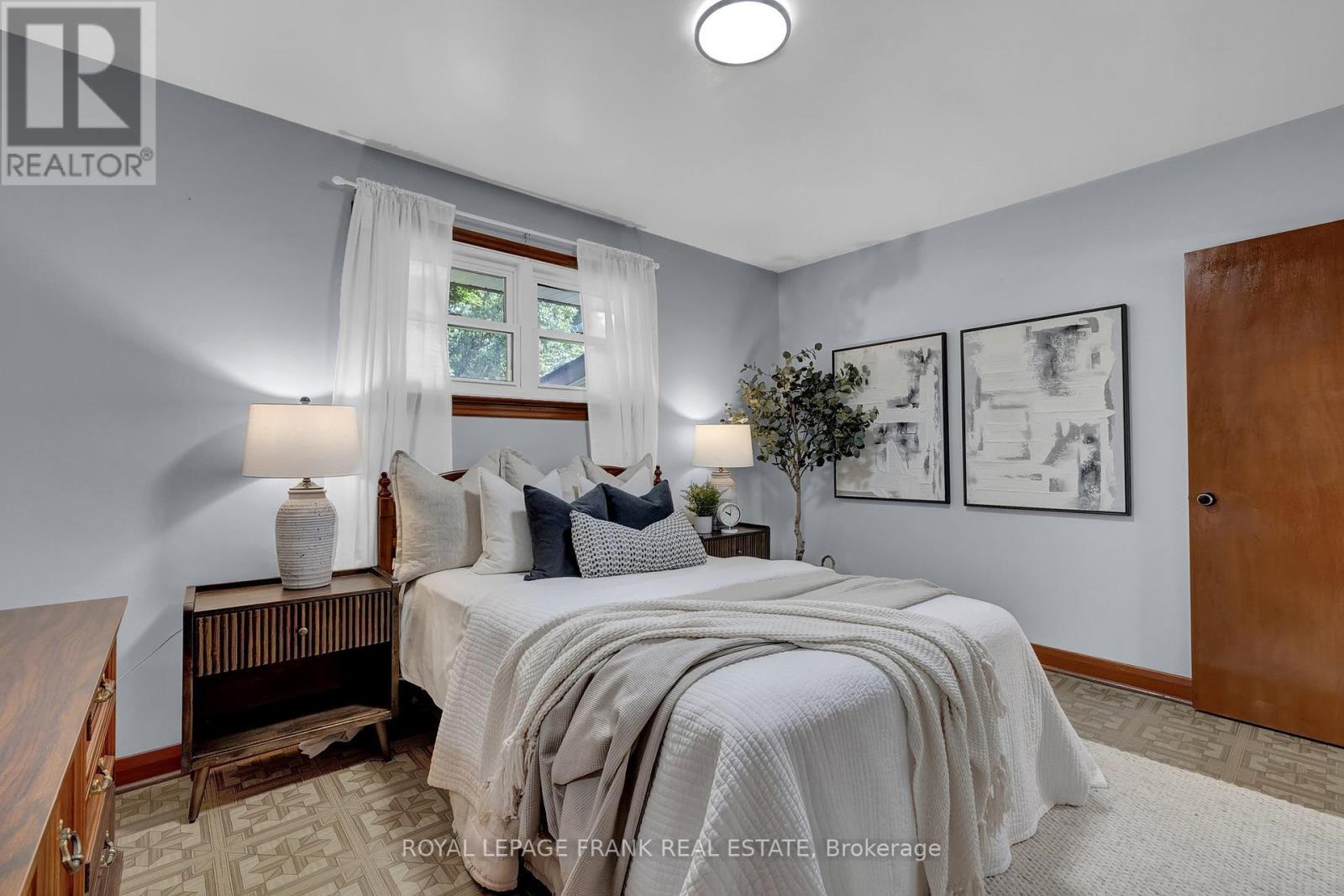 












17 PHAIR AVENUE

,
Clarington (Courtice),




Ontario
L1E2W5

