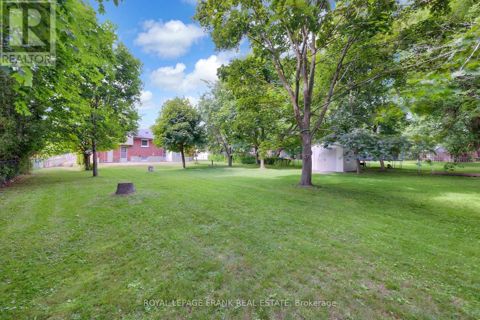 












17 PHAIR AVENUE

,
Clarington (Courtice),




Ontario
L1E2W5


