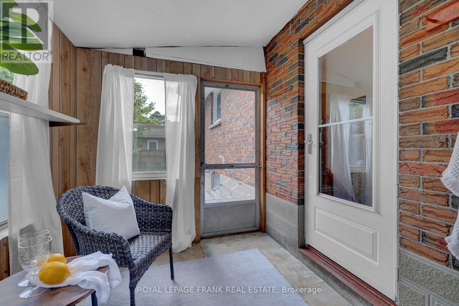 












17 PHAIR AVENUE

,
Clarington (Courtice),




Ontario
L1E2W5

