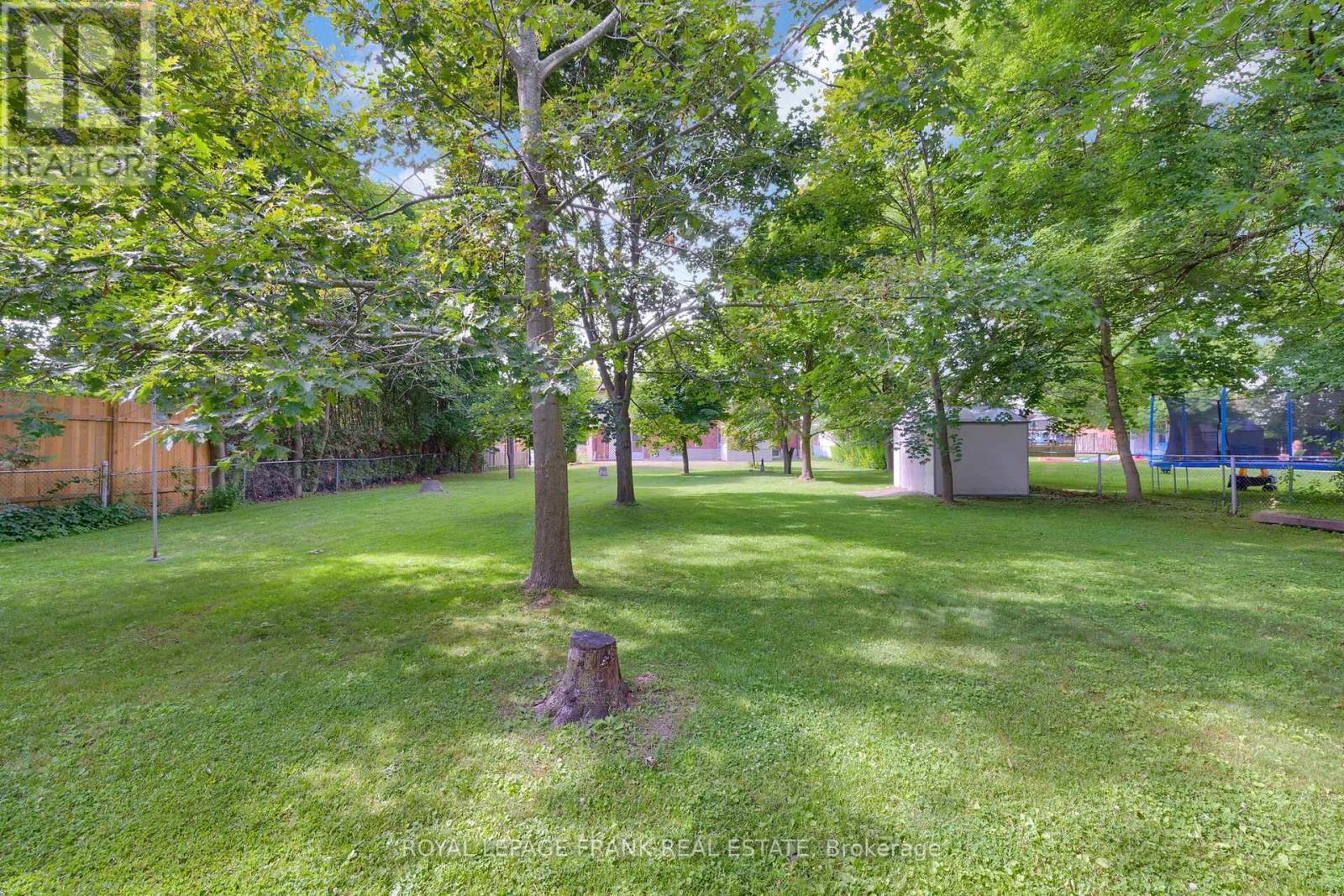 












17 PHAIR AVENUE

,
Clarington (Courtice),




Ontario
L1E2W5

