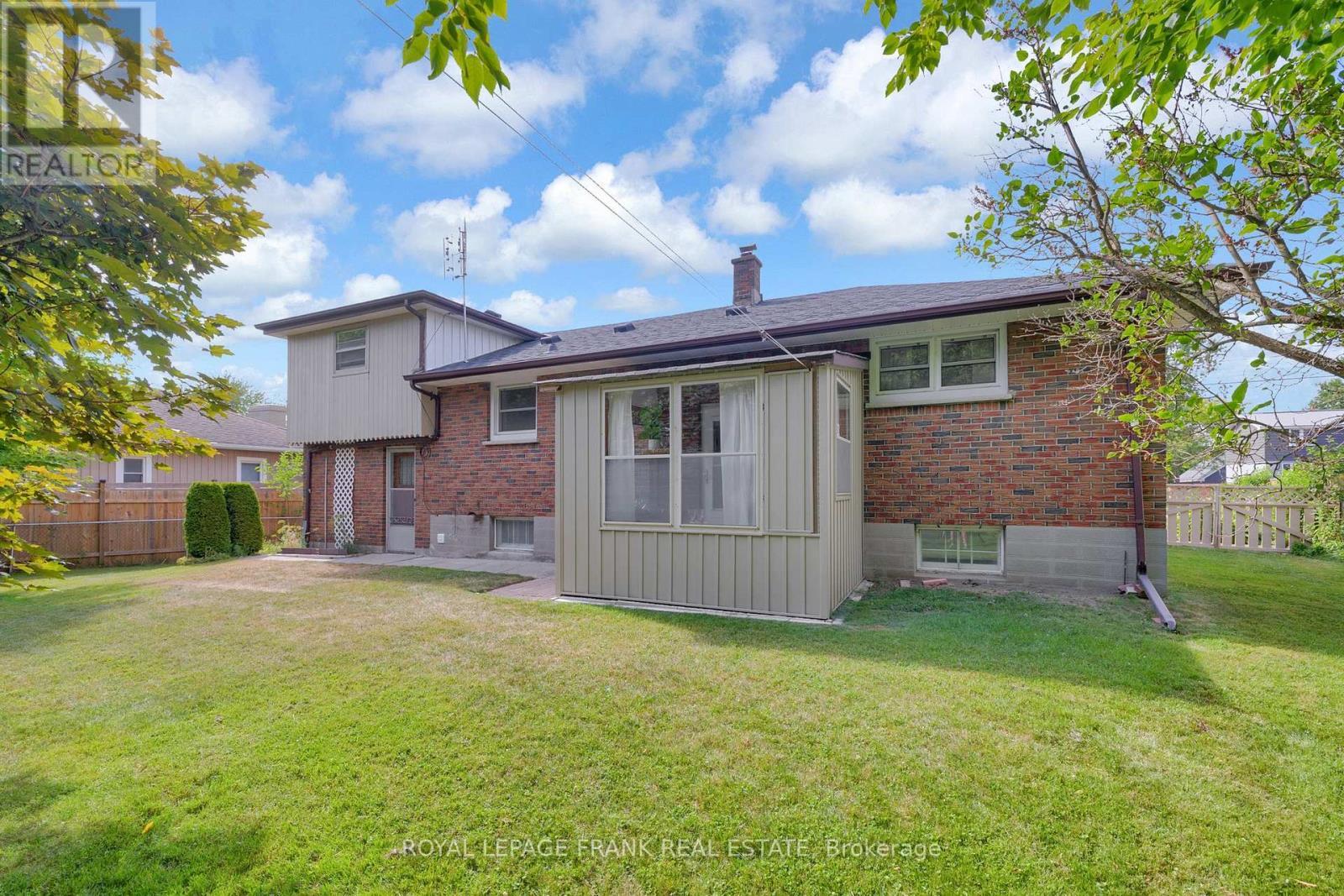 












17 PHAIR AVENUE

,
Clarington (Courtice),




Ontario
L1E2W5

