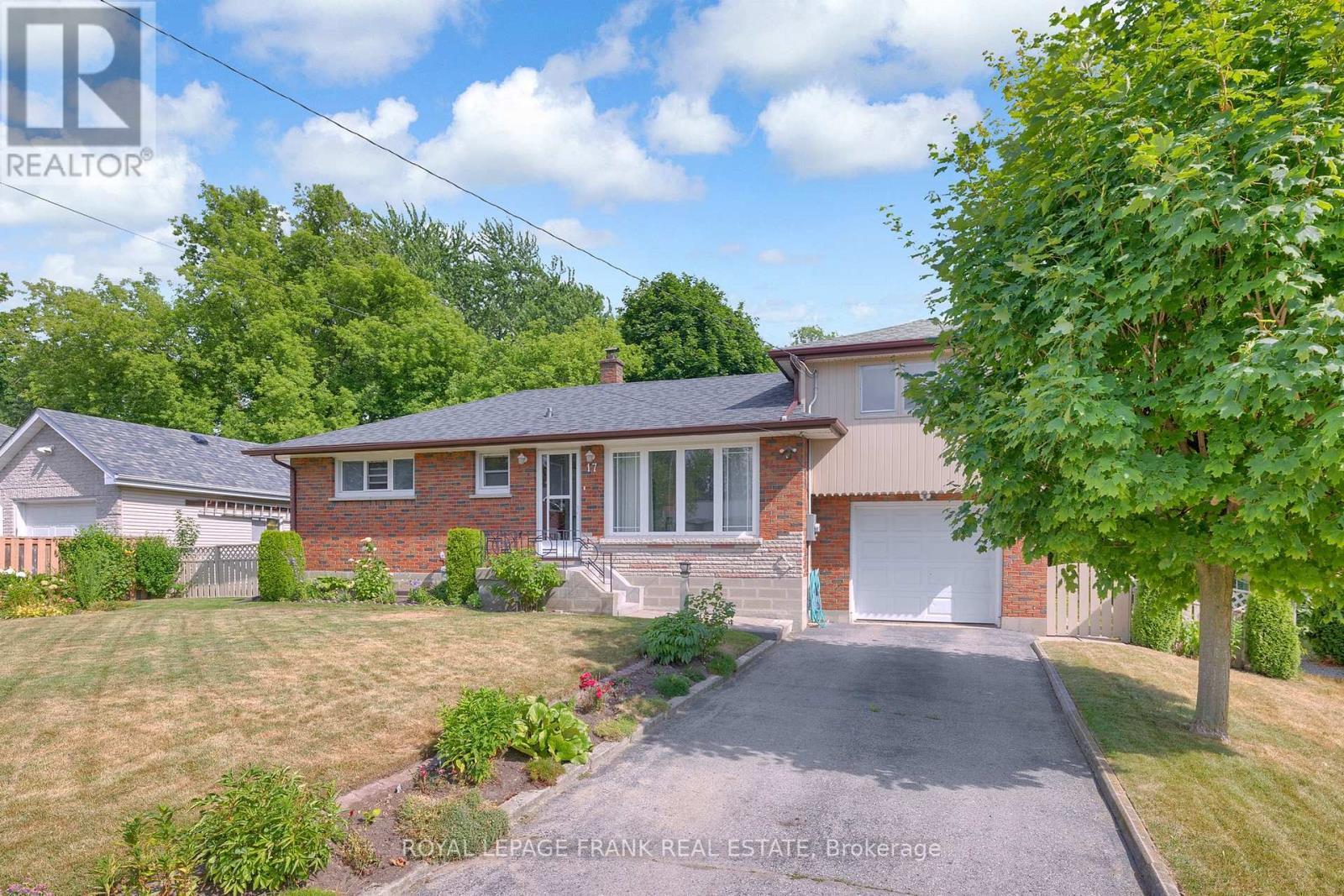












17 PHAIR AVENUE

,
Clarington (Courtice),




Ontario
L1E2W5

