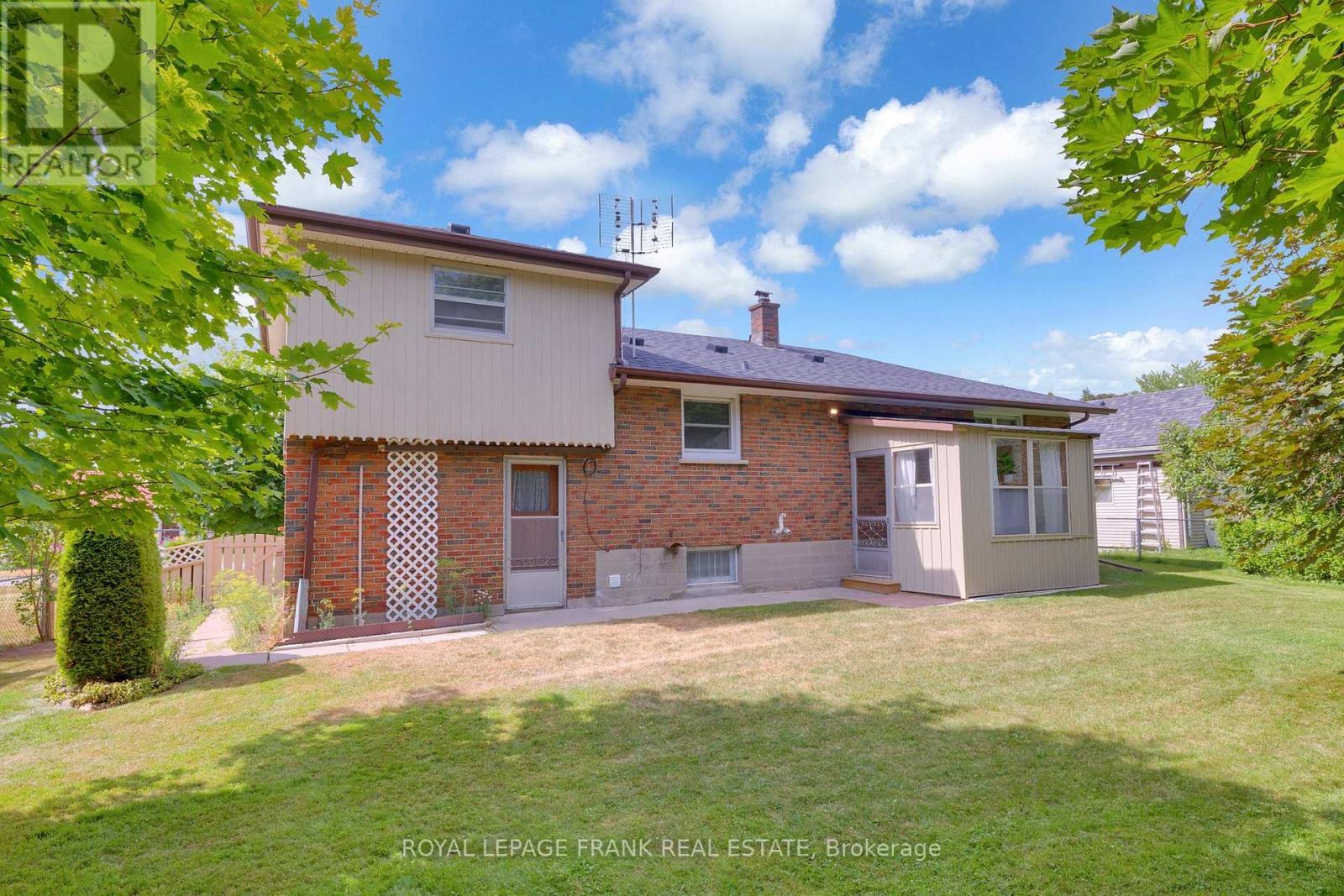 












17 PHAIR AVENUE

,
Clarington (Courtice),




Ontario
L1E2W5


