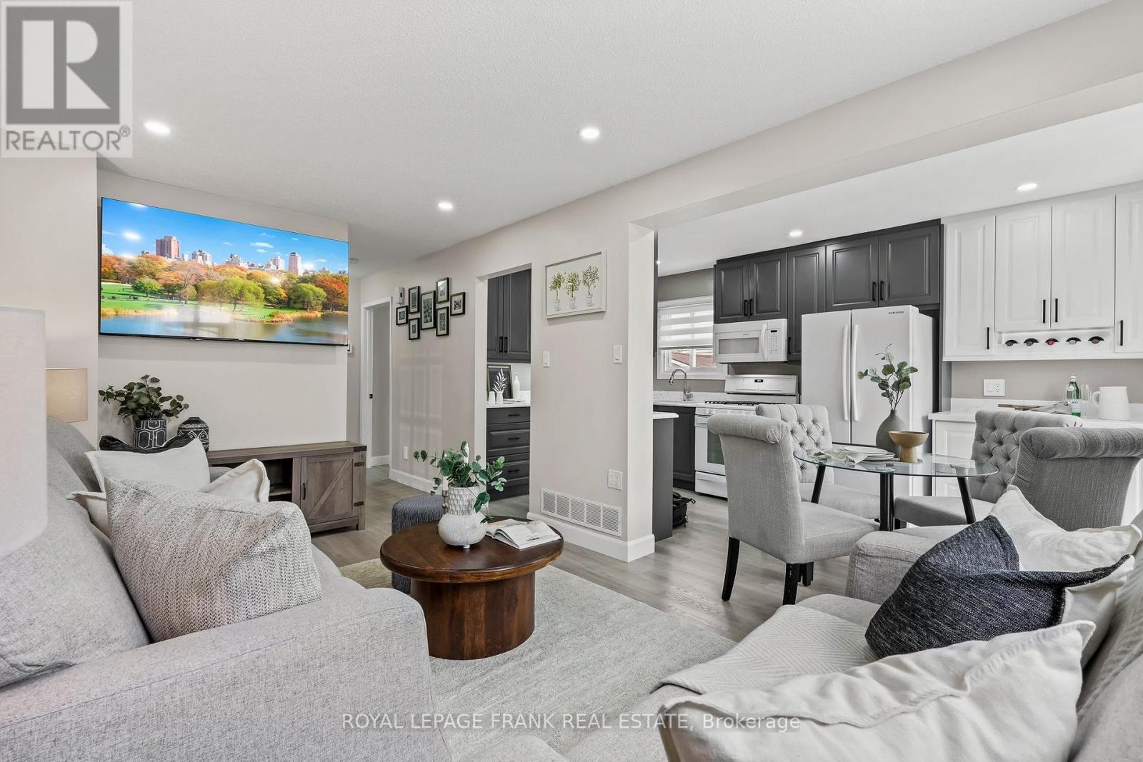 












808 CROWELLS STREET

,
Oshawa (Pinecrest),




Ontario
L1K1X4

