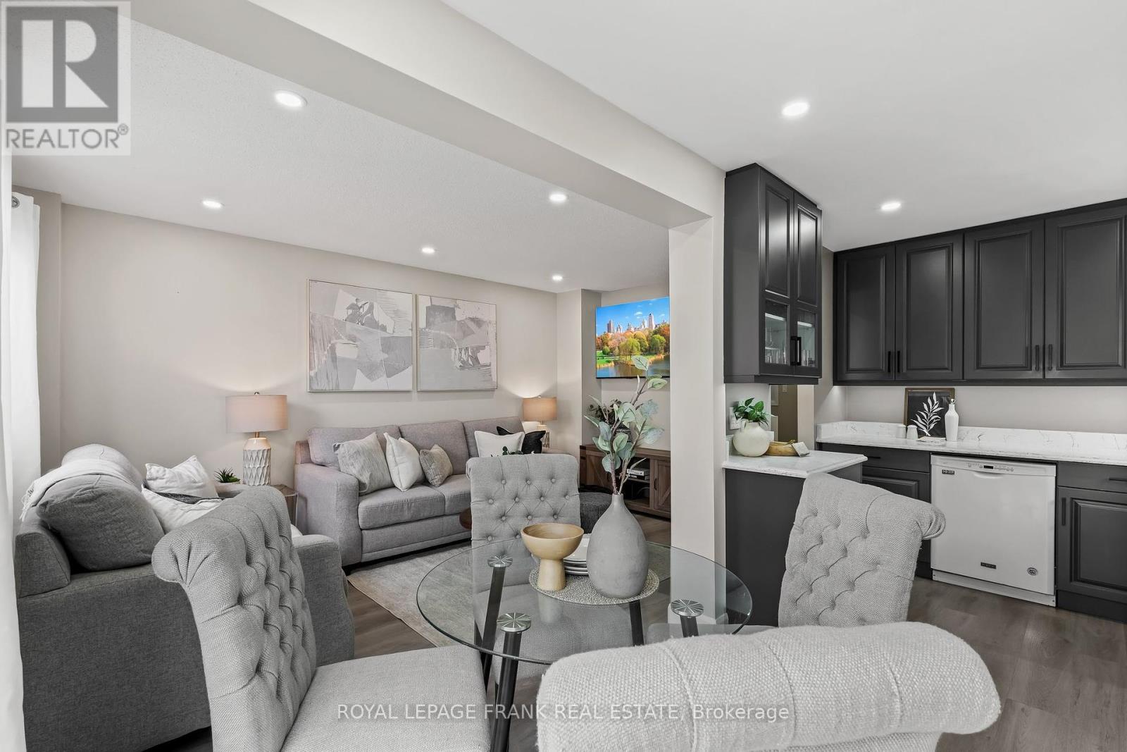 












808 CROWELLS STREET

,
Oshawa (Pinecrest),




Ontario
L1K1X4

