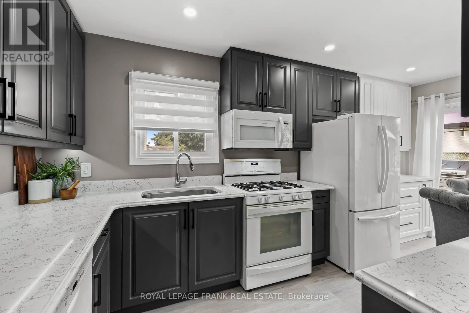












808 CROWELLS STREET

,
Oshawa (Pinecrest),




Ontario
L1K1X4

