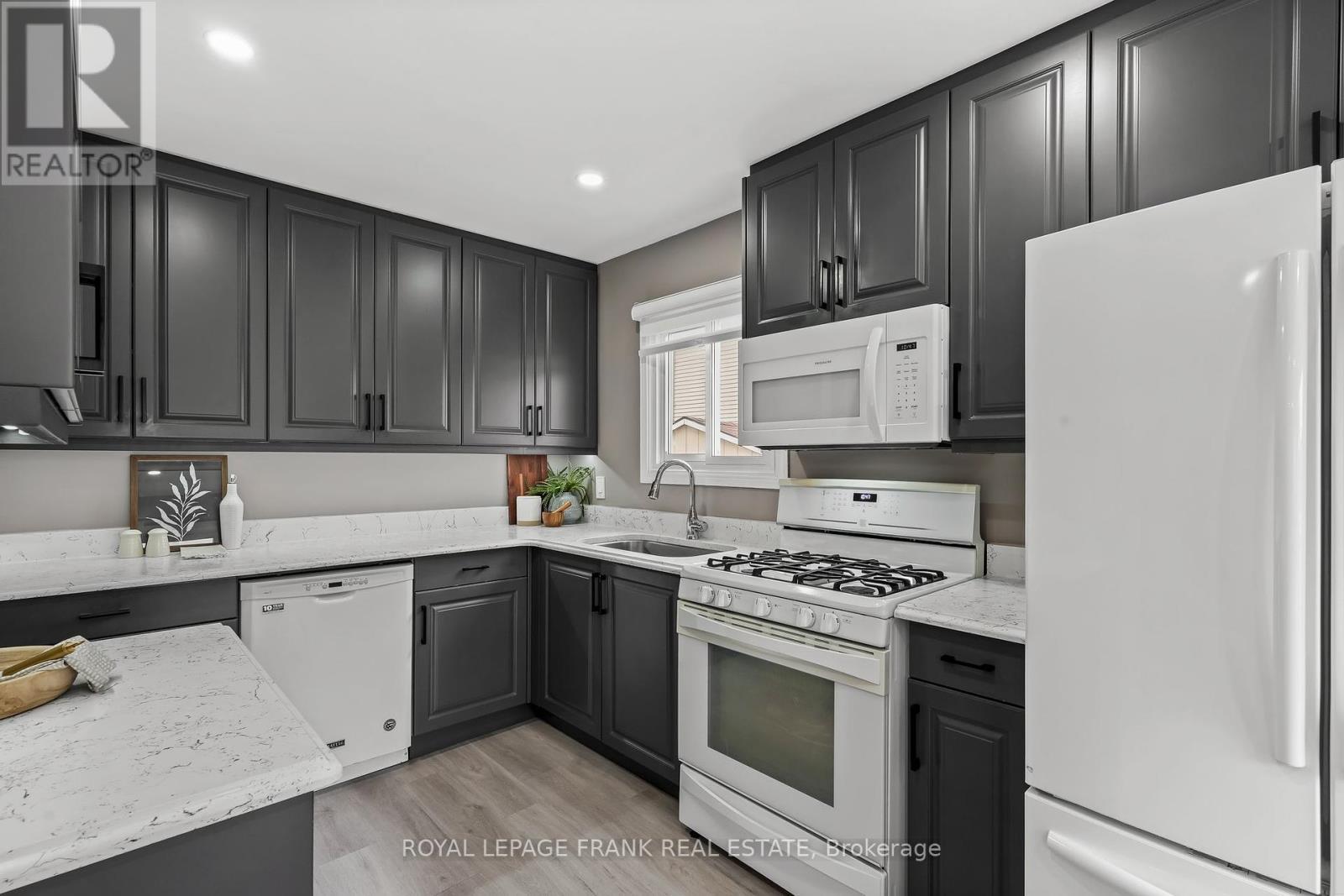 












808 CROWELLS STREET

,
Oshawa (Pinecrest),




Ontario
L1K1X4

