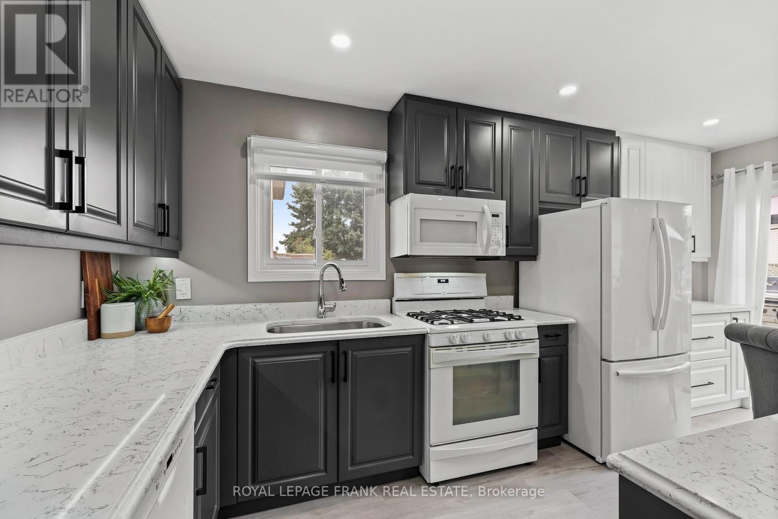 












808 CROWELLS STREET

,
Oshawa (Pinecrest),




Ontario
L1K1X4

