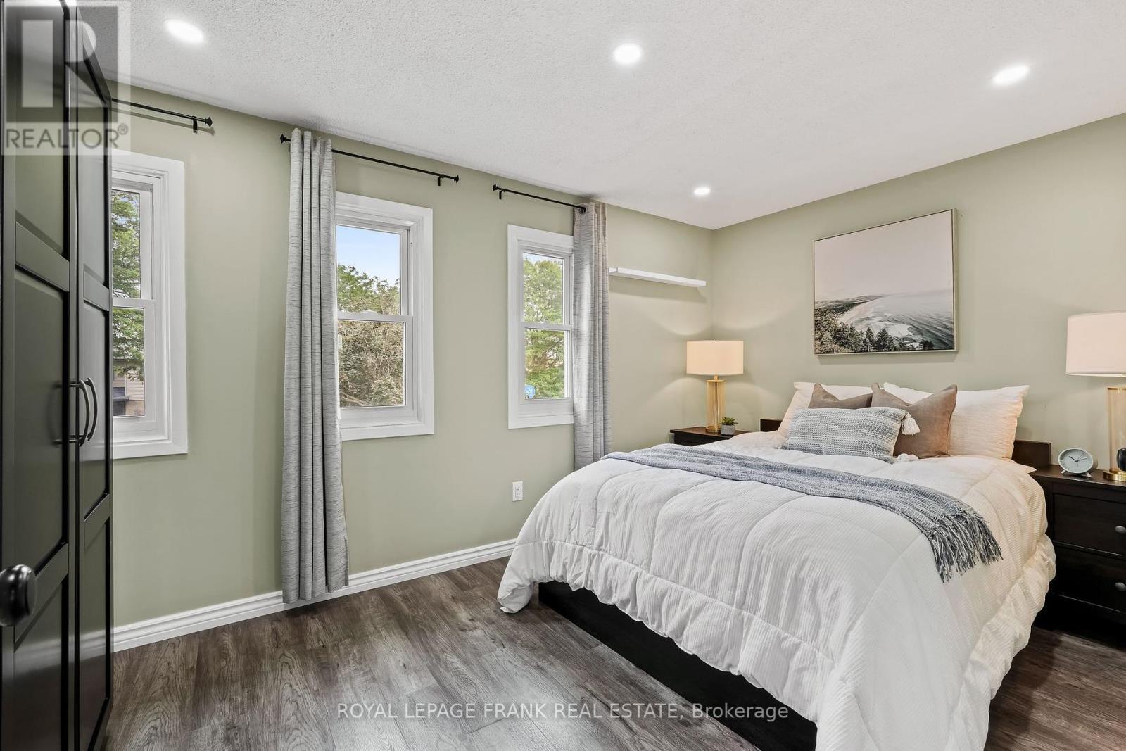 












808 CROWELLS STREET

,
Oshawa (Pinecrest),




Ontario
L1K1X4


