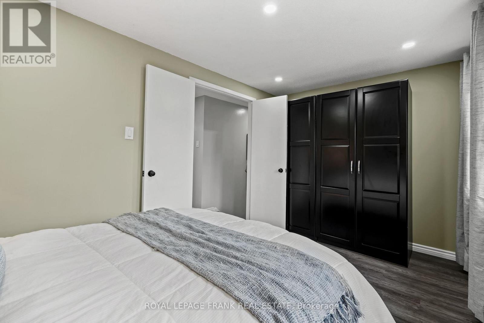












808 CROWELLS STREET

,
Oshawa (Pinecrest),




Ontario
L1K1X4

