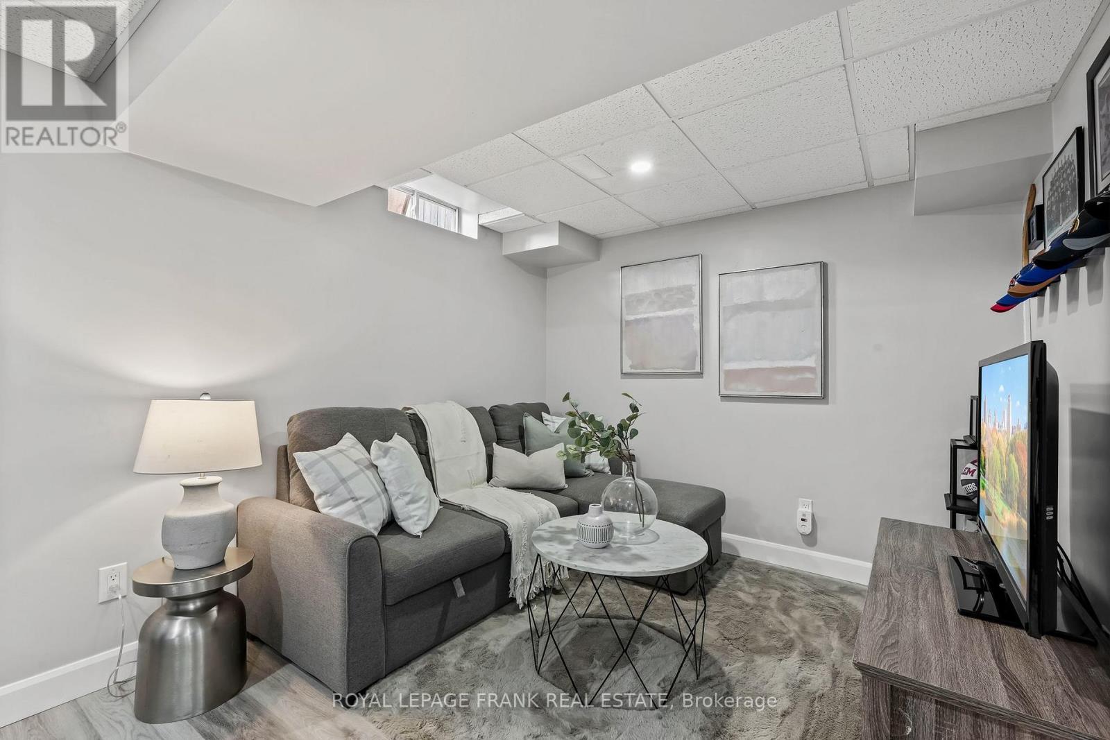












808 CROWELLS STREET

,
Oshawa (Pinecrest),




Ontario
L1K1X4

