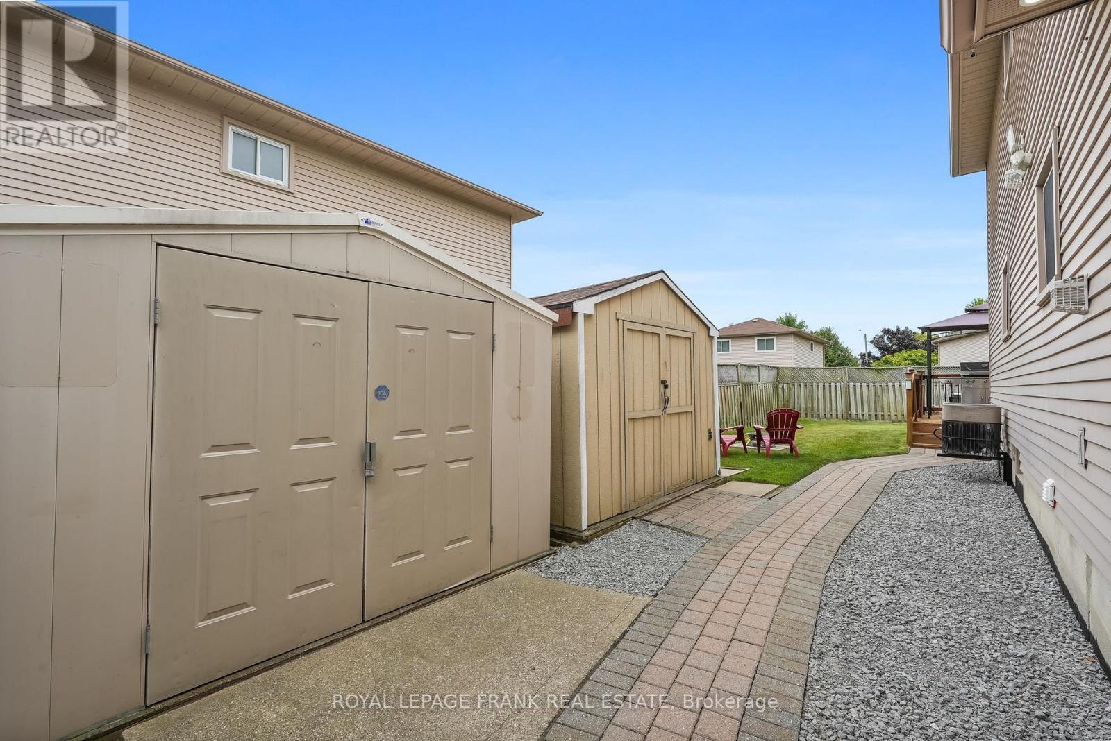 












808 CROWELLS STREET

,
Oshawa (Pinecrest),




Ontario
L1K1X4

