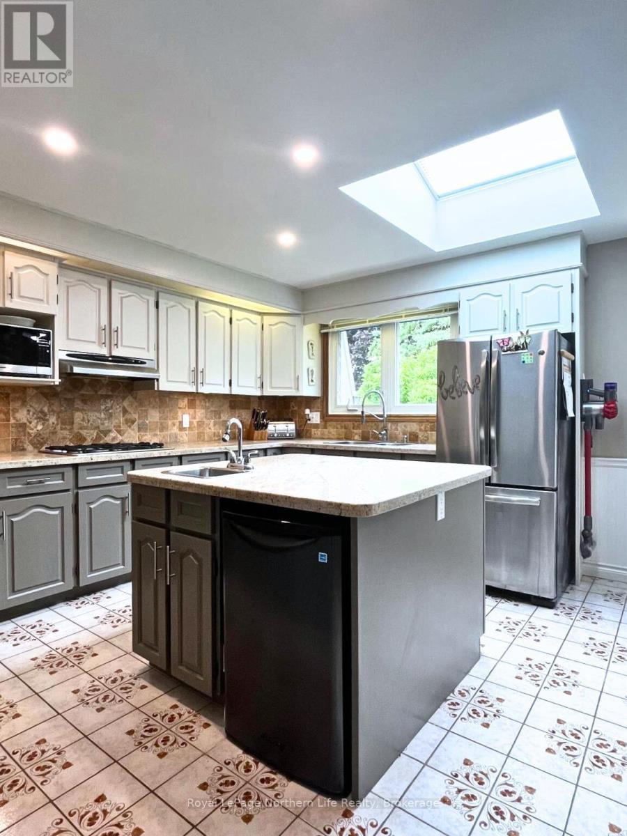 












32 INDIAN ARROW ROAD

,
Barrie (North Shore),




Ontario
L4M5G3

