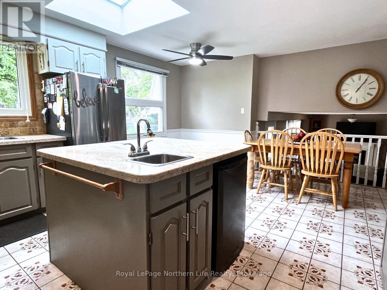 












32 INDIAN ARROW ROAD

,
Barrie (North Shore),




Ontario
L4M5G3

