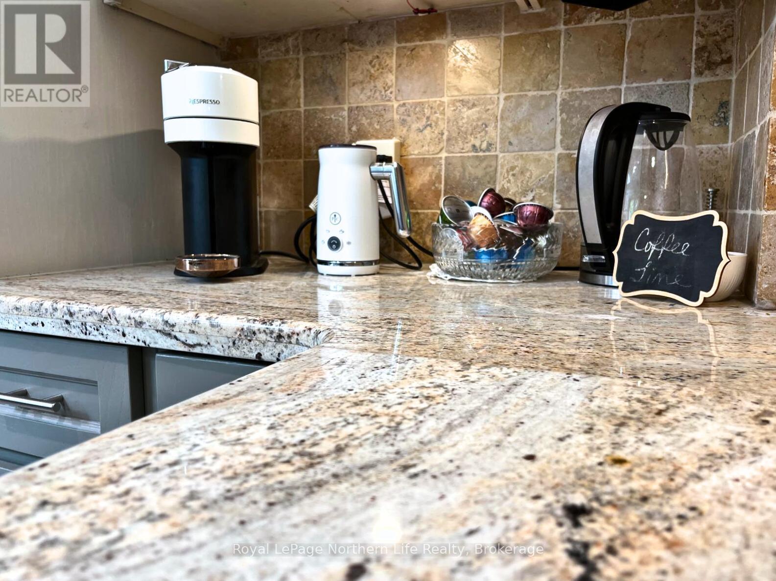 












32 INDIAN ARROW ROAD

,
Barrie (North Shore),




Ontario
L4M5G3

