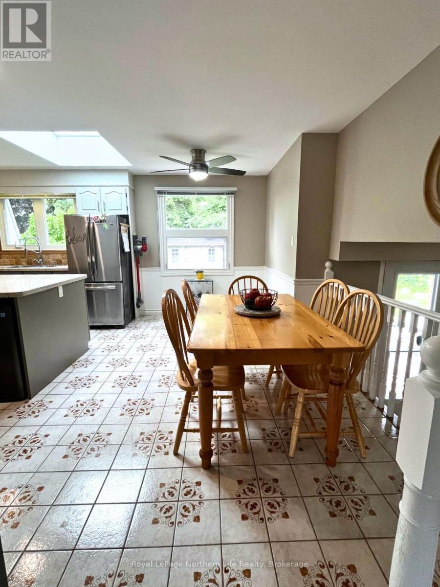 












32 INDIAN ARROW ROAD

,
Barrie (North Shore),




Ontario
L4M5G3


