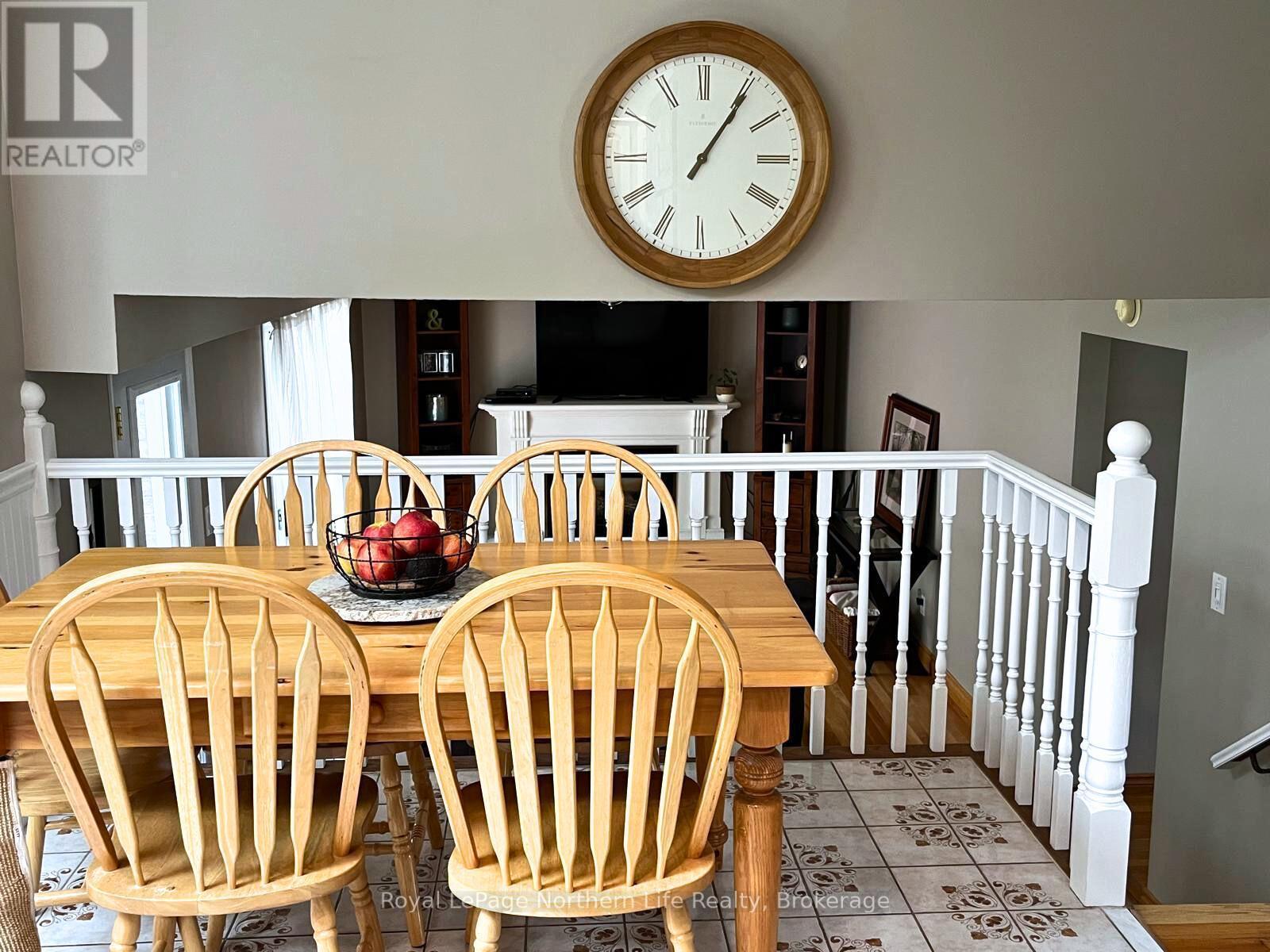 












32 INDIAN ARROW ROAD

,
Barrie (North Shore),




Ontario
L4M5G3

