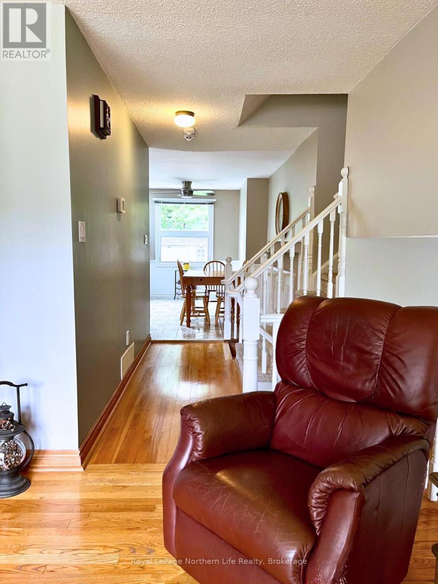 












32 INDIAN ARROW ROAD

,
Barrie (North Shore),




Ontario
L4M5G3

