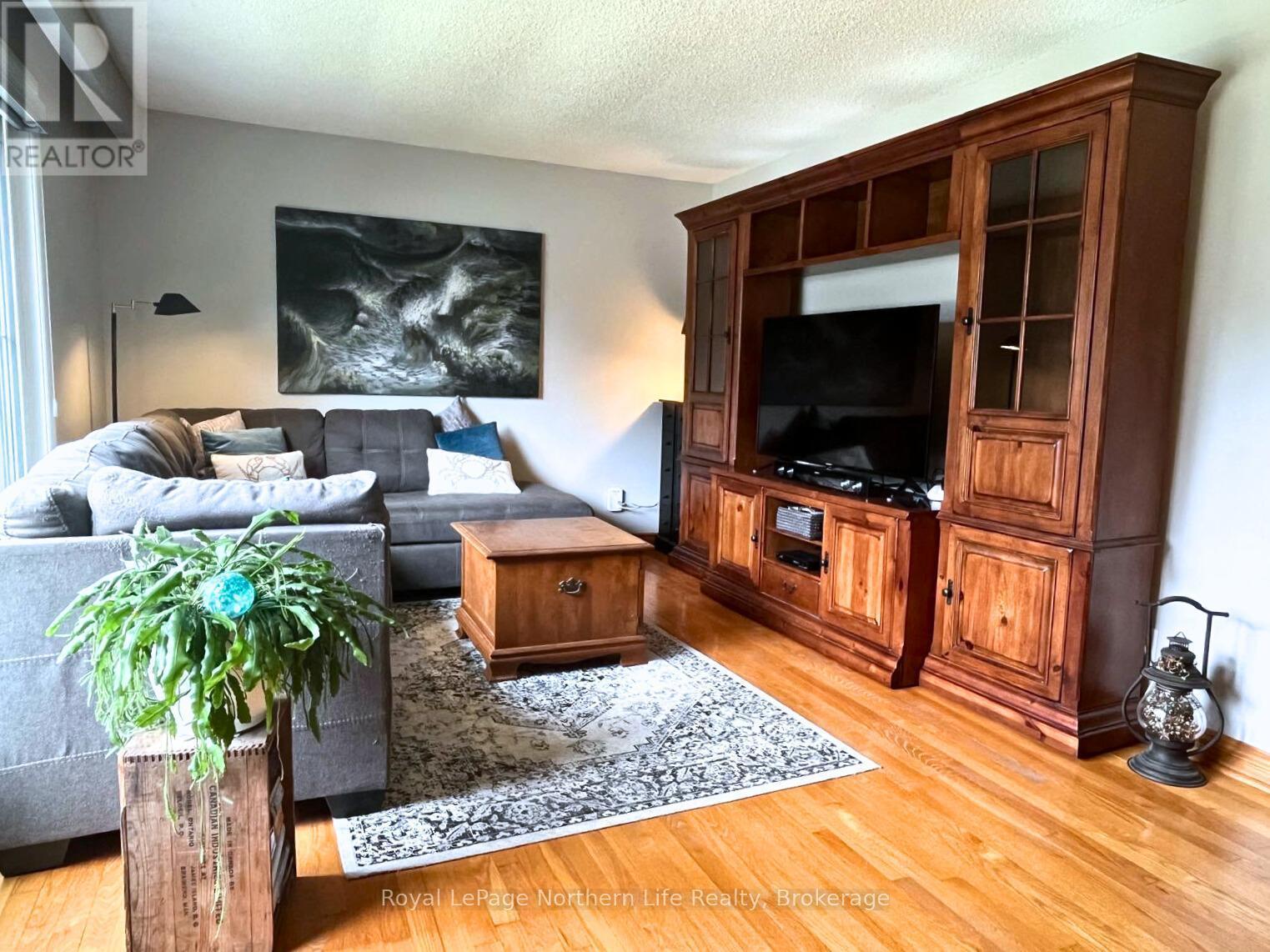 












32 INDIAN ARROW ROAD

,
Barrie (North Shore),




Ontario
L4M5G3

