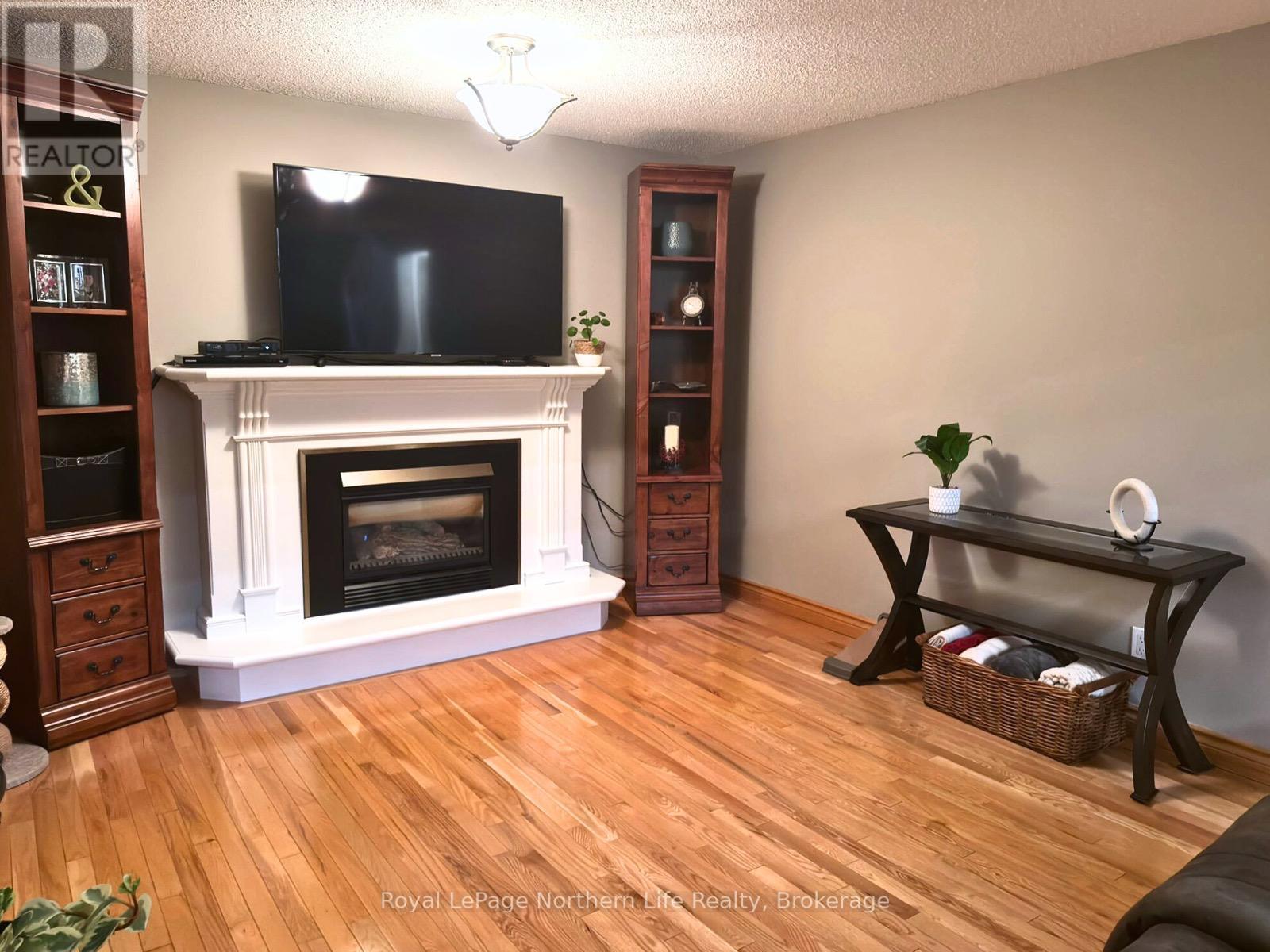 












32 INDIAN ARROW ROAD

,
Barrie (North Shore),




Ontario
L4M5G3

