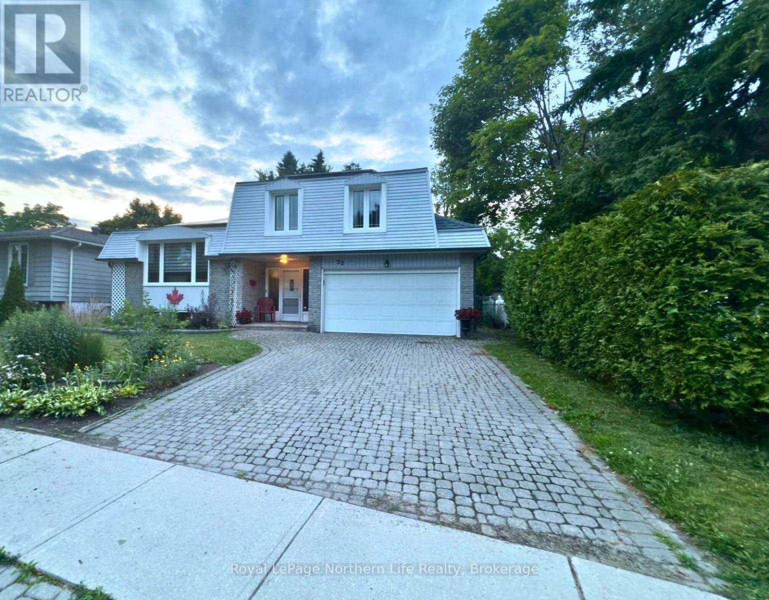 












32 INDIAN ARROW ROAD

,
Barrie (North Shore),




Ontario
L4M5G3

