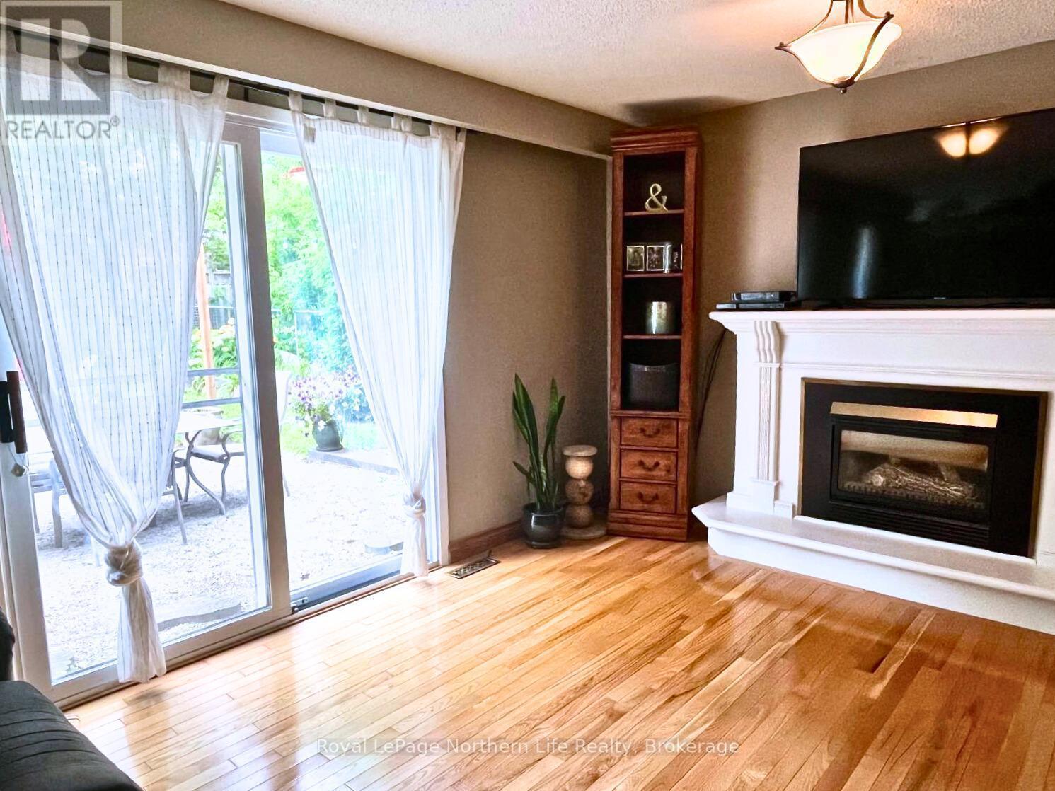 












32 INDIAN ARROW ROAD

,
Barrie (North Shore),




Ontario
L4M5G3


