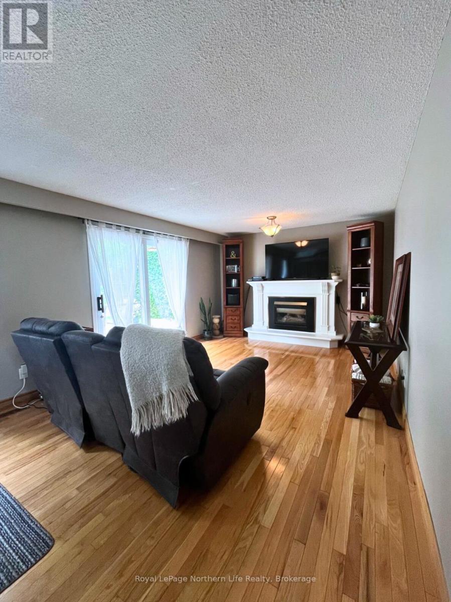 












32 INDIAN ARROW ROAD

,
Barrie (North Shore),




Ontario
L4M5G3

