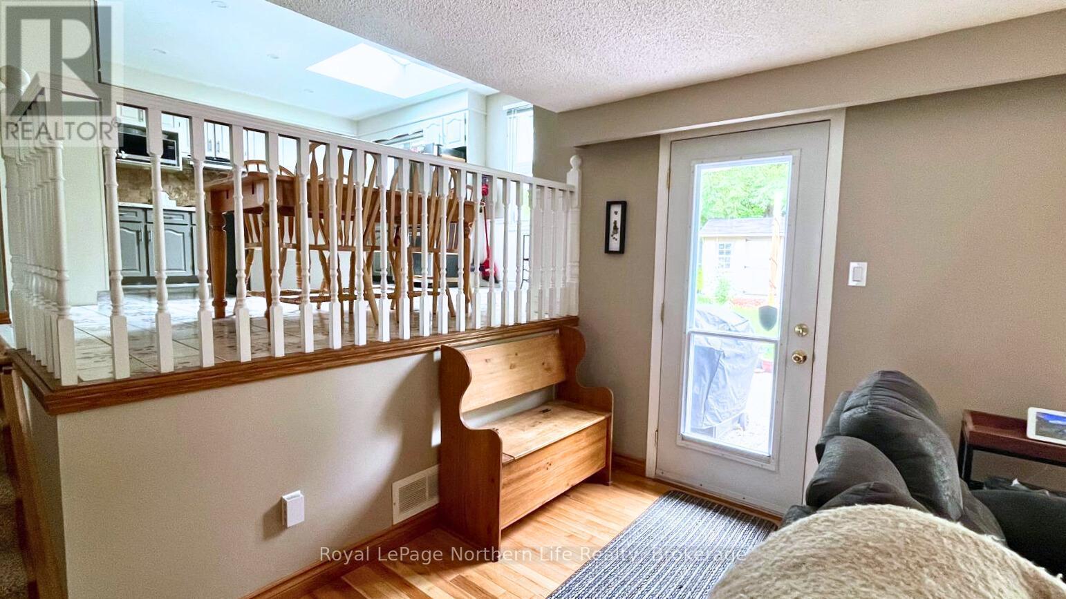 












32 INDIAN ARROW ROAD

,
Barrie (North Shore),




Ontario
L4M5G3


