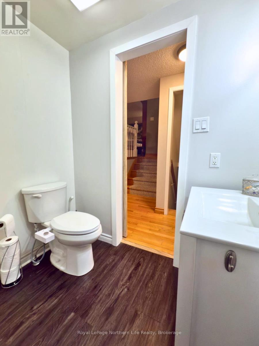 












32 INDIAN ARROW ROAD

,
Barrie (North Shore),




Ontario
L4M5G3

