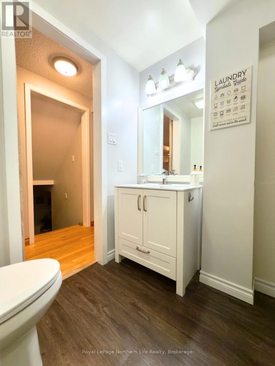 












32 INDIAN ARROW ROAD

,
Barrie (North Shore),




Ontario
L4M5G3

