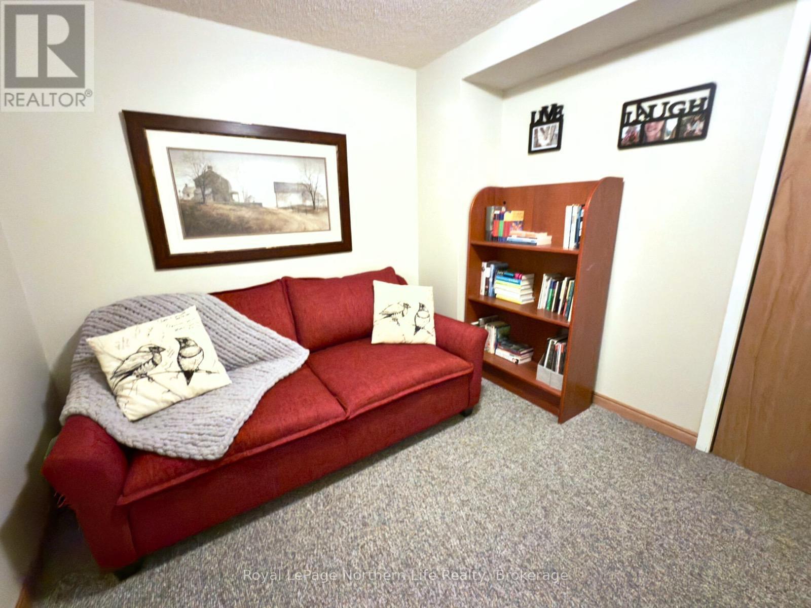 












32 INDIAN ARROW ROAD

,
Barrie (North Shore),




Ontario
L4M5G3

