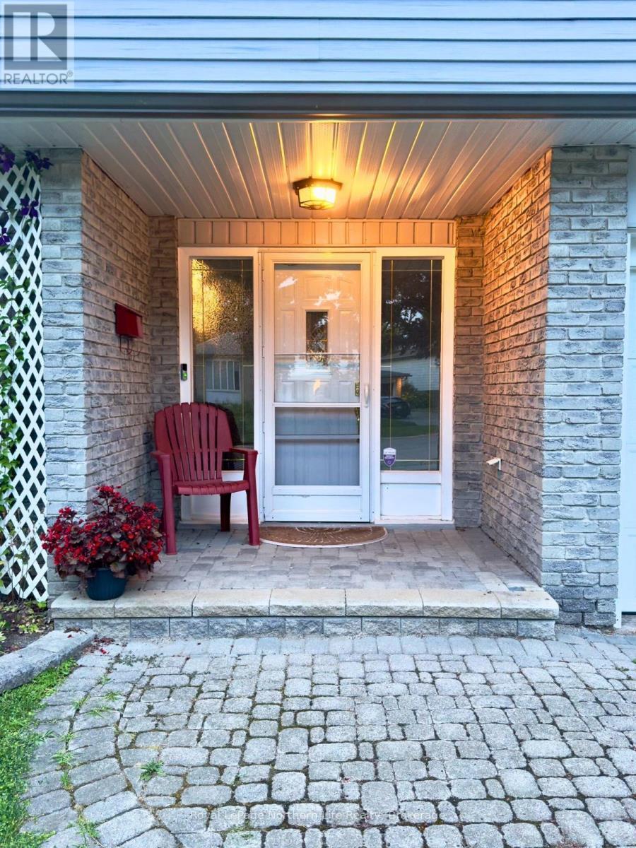 












32 INDIAN ARROW ROAD

,
Barrie (North Shore),




Ontario
L4M5G3

