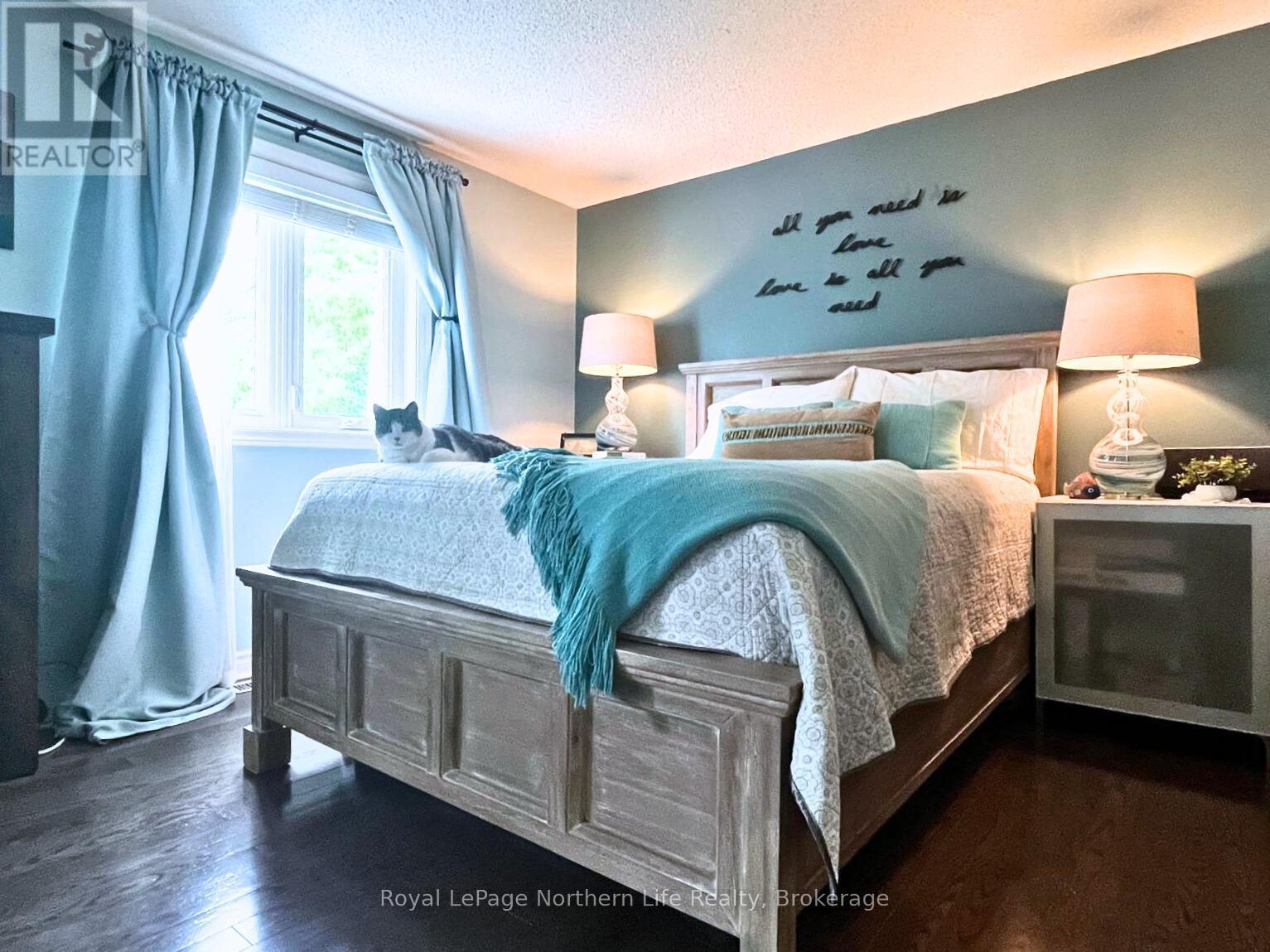 












32 INDIAN ARROW ROAD

,
Barrie (North Shore),




Ontario
L4M5G3

