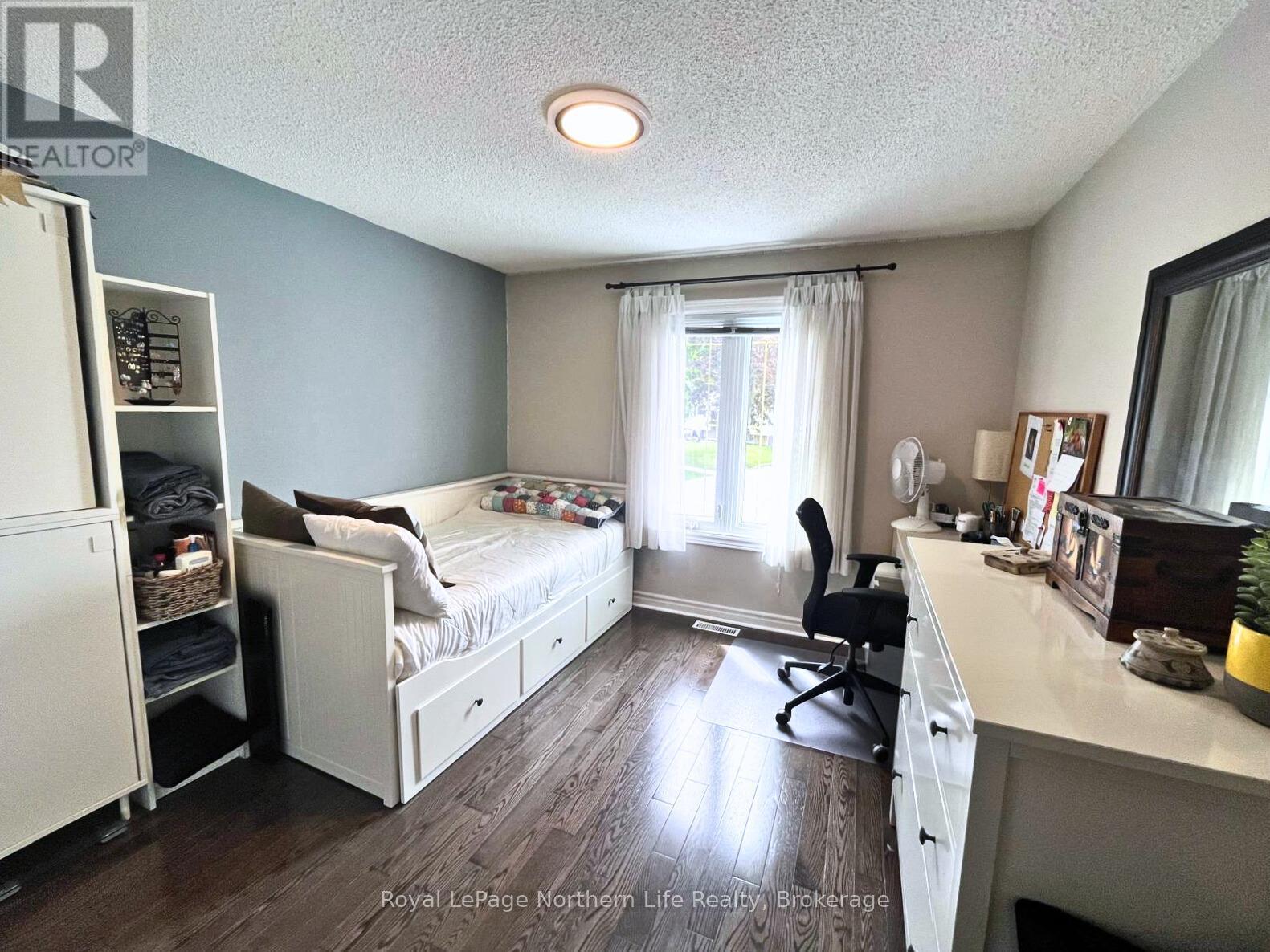 












32 INDIAN ARROW ROAD

,
Barrie (North Shore),




Ontario
L4M5G3

