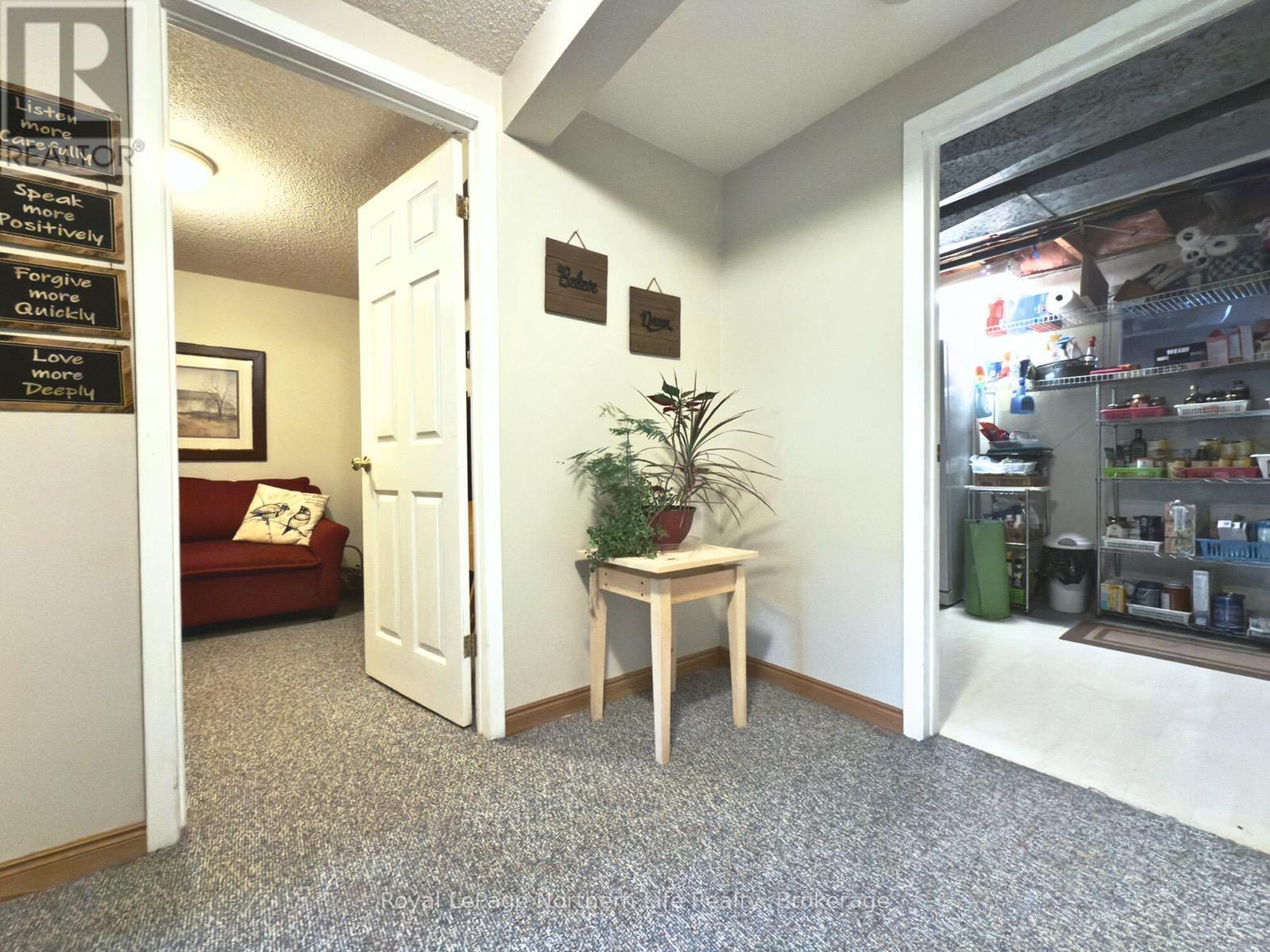 












32 INDIAN ARROW ROAD

,
Barrie (North Shore),




Ontario
L4M5G3

