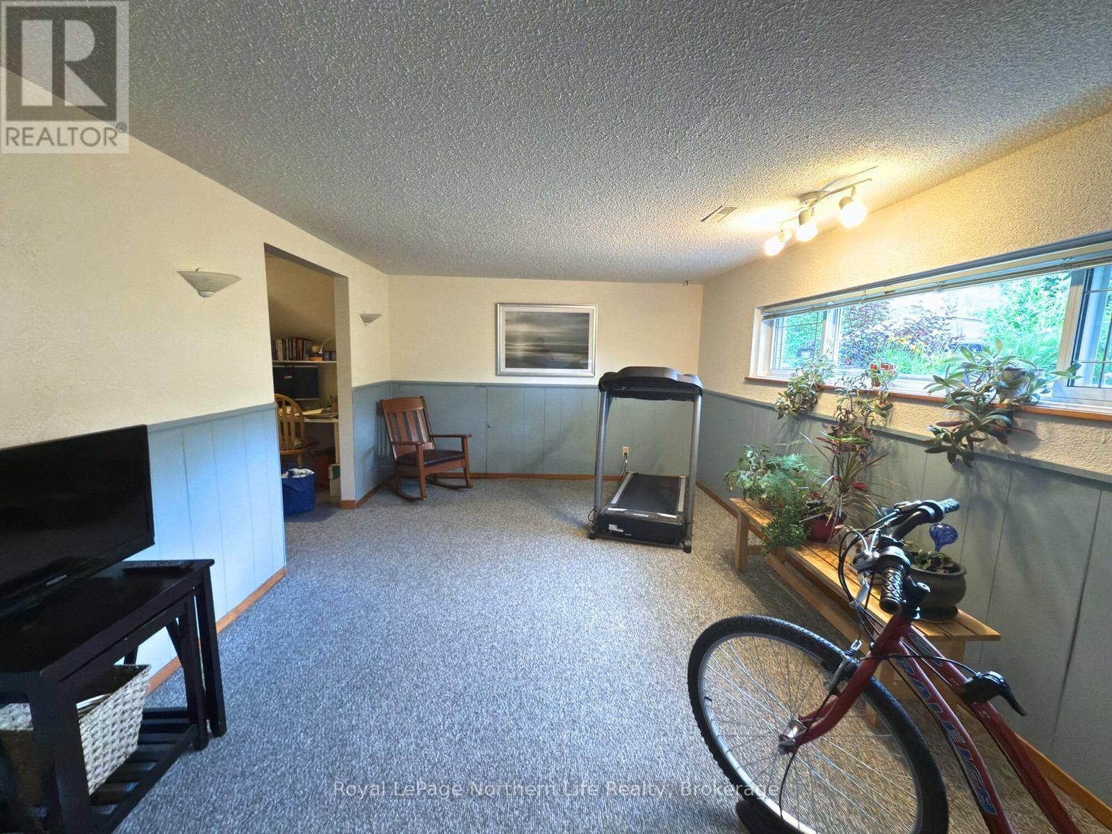 












32 INDIAN ARROW ROAD

,
Barrie (North Shore),




Ontario
L4M5G3

