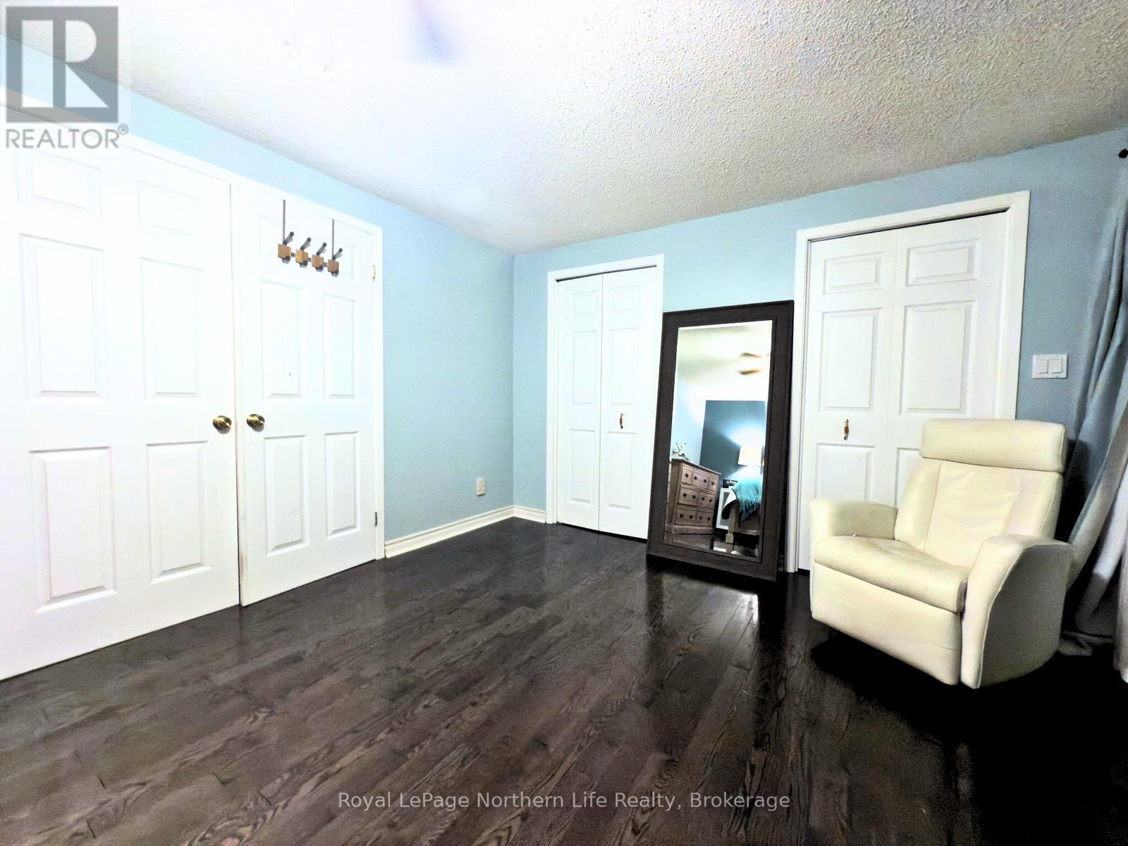 












32 INDIAN ARROW ROAD

,
Barrie (North Shore),




Ontario
L4M5G3

