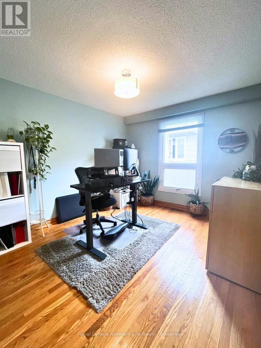 












32 INDIAN ARROW ROAD

,
Barrie (North Shore),




Ontario
L4M5G3

