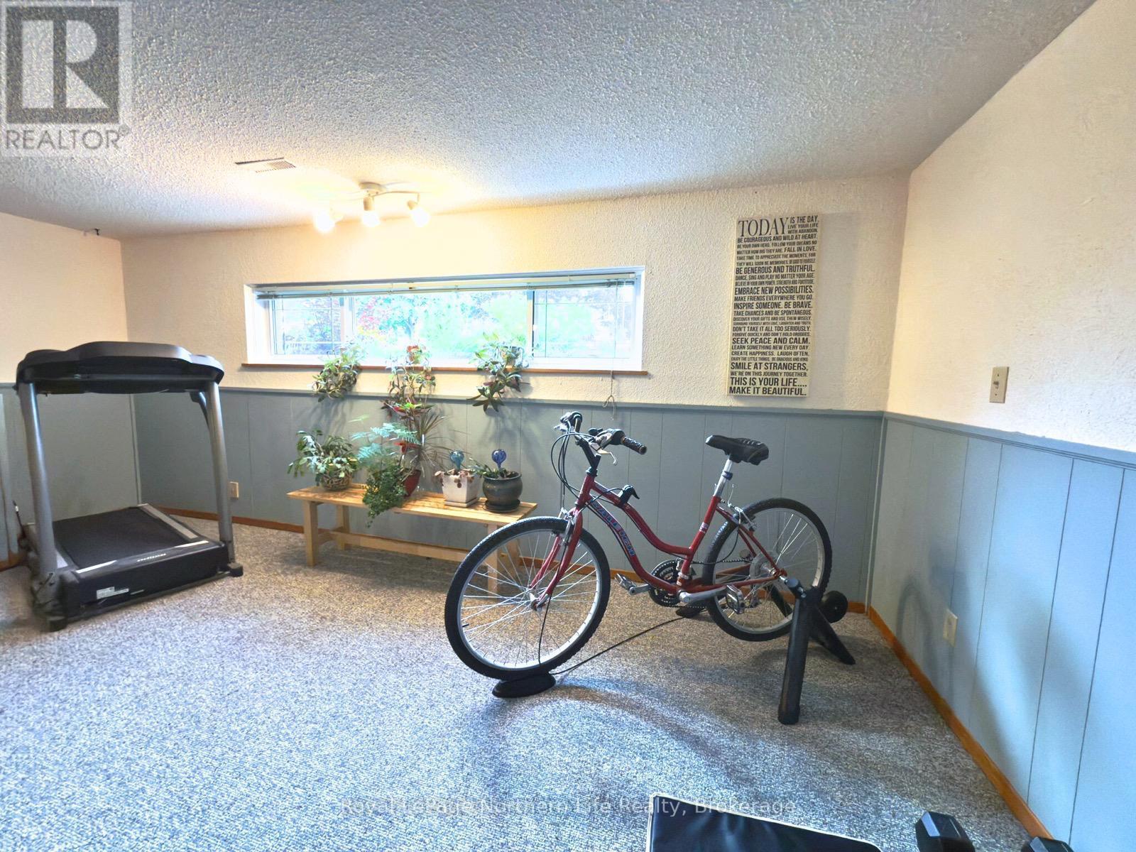 












32 INDIAN ARROW ROAD

,
Barrie (North Shore),




Ontario
L4M5G3


