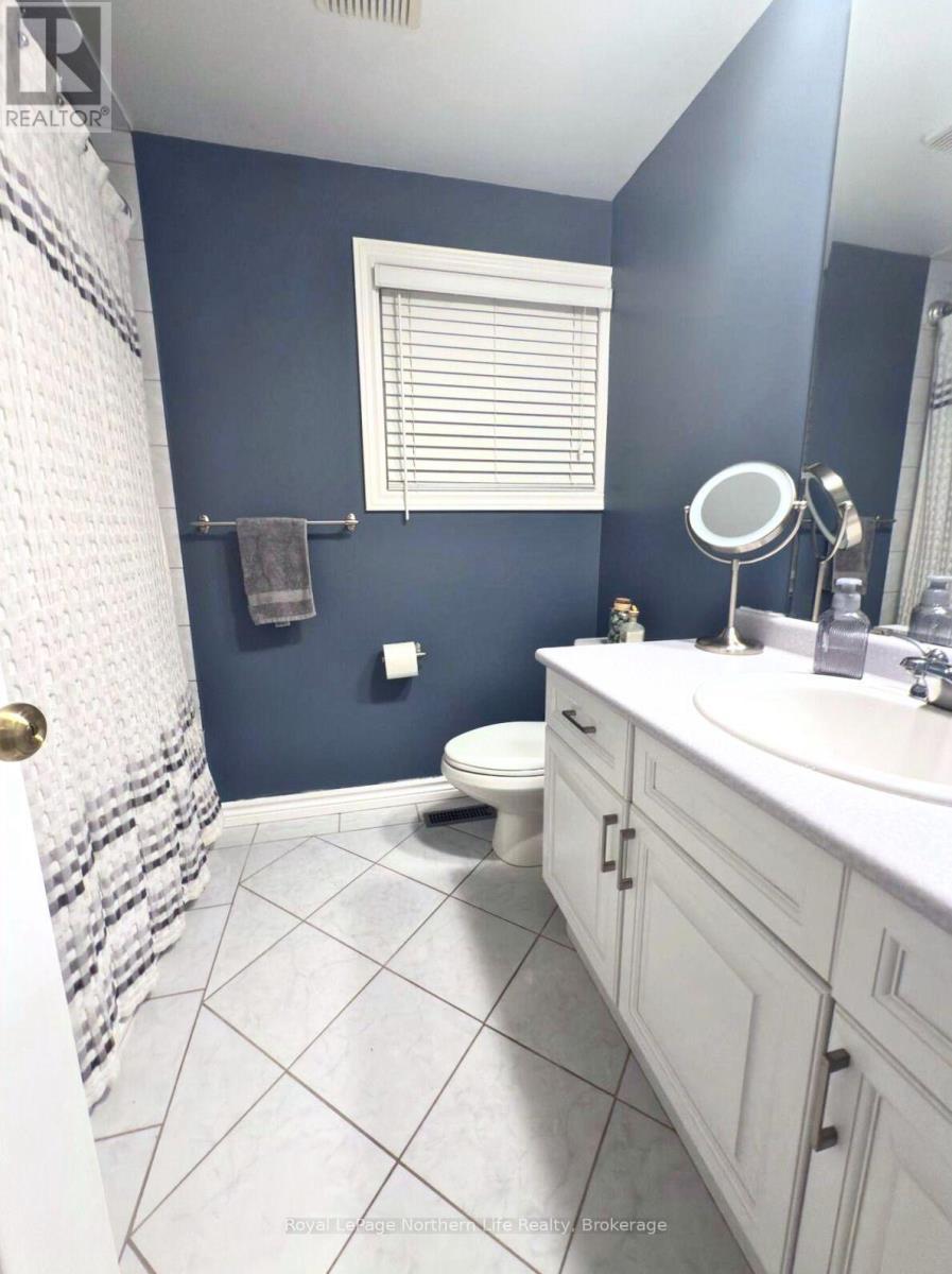 












32 INDIAN ARROW ROAD

,
Barrie (North Shore),




Ontario
L4M5G3

