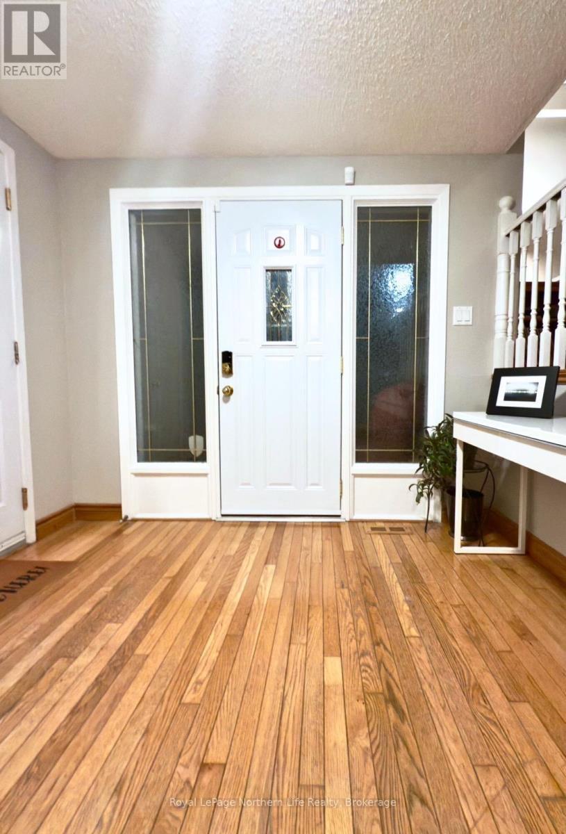 












32 INDIAN ARROW ROAD

,
Barrie (North Shore),




Ontario
L4M5G3

