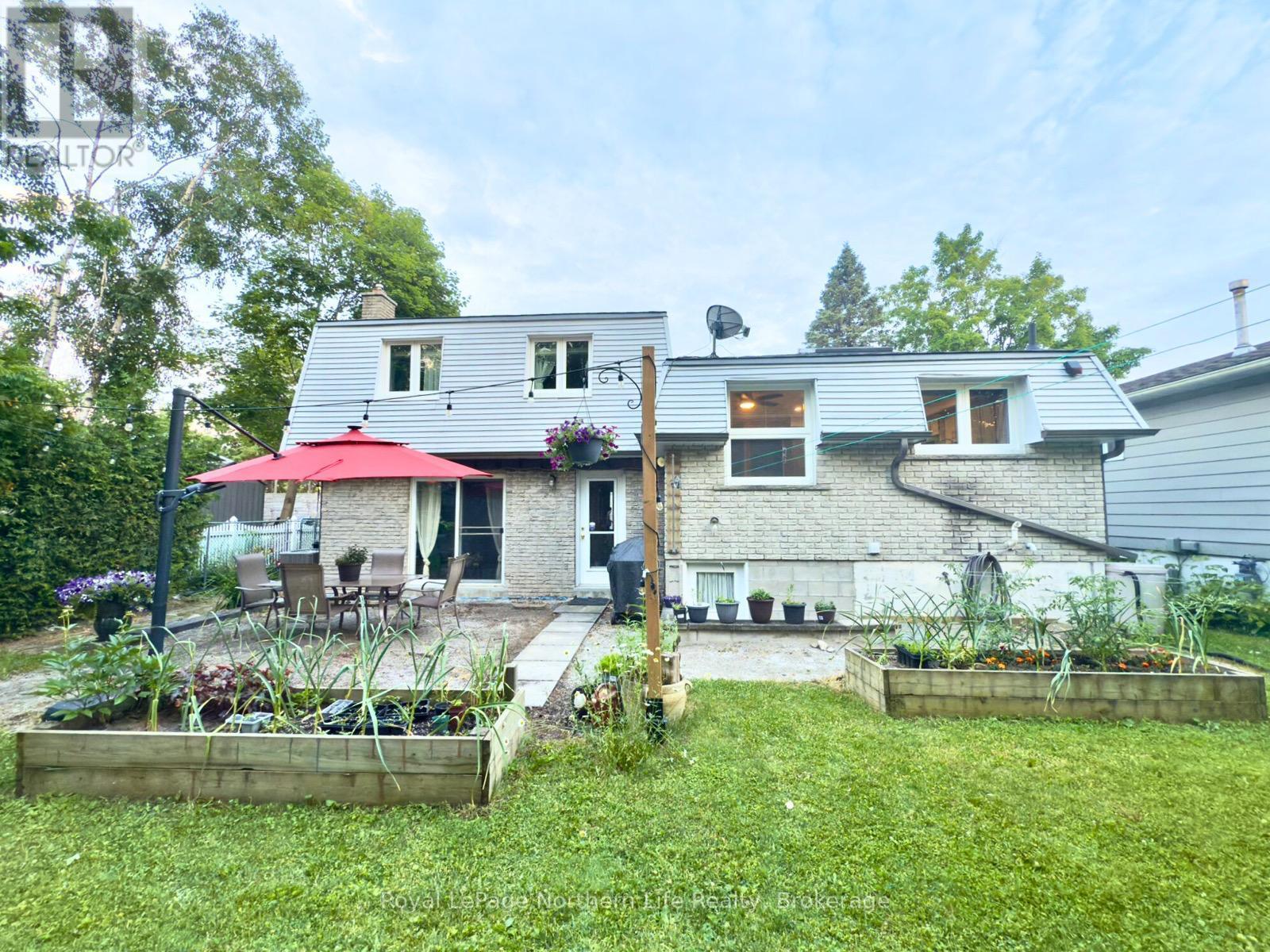 












32 INDIAN ARROW ROAD

,
Barrie (North Shore),




Ontario
L4M5G3


