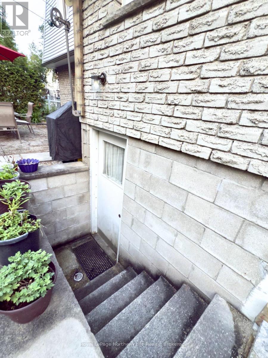 












32 INDIAN ARROW ROAD

,
Barrie (North Shore),




Ontario
L4M5G3

